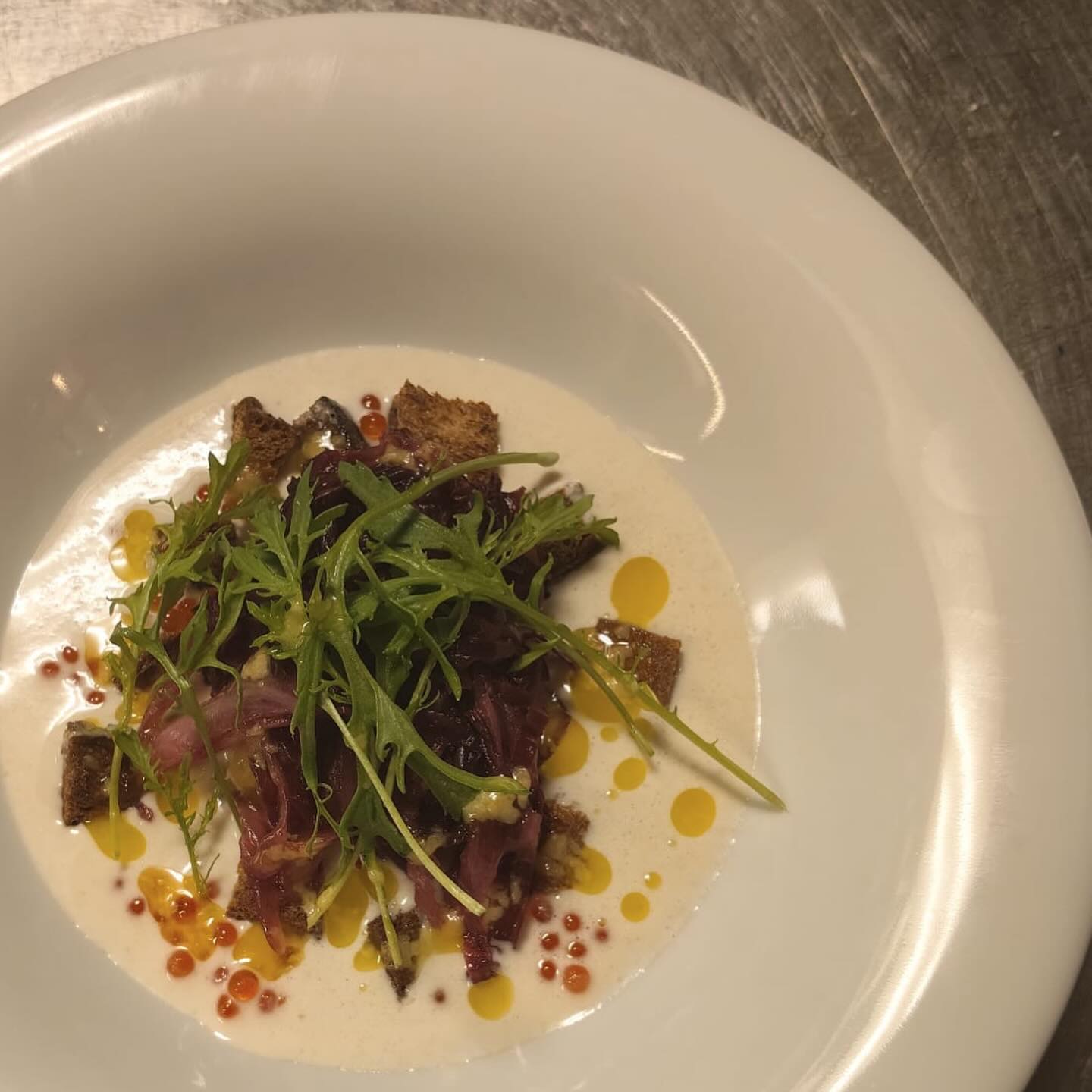 Lente we love it! Een mega lekker gerechtje met bakkeljauw, ajo blanco, zoetzure radicchio, sinaasappelolie en voor de lekkerbek een schep forelkuit!