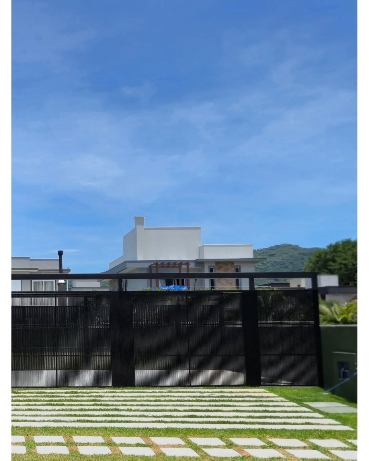 Casa Arvoredo | 2025
A Casa Arvoredo implanta-se em um terreno de 15×27m, encostada na divisa sul e aberta para o norte, leste e oeste.
Um volume longitudinal de 5,7m de largura percorre todo o lote — do recuo frontal até os fundos — definindo uma arquitetura precisa e contemporânea, de linguagem brutalista e materialidade nobre.
Com 317m² de área construída e amplas áreas externas, a casa foi projetada para oferecer amplitude, luz natural e ventilação cruzada, promovendo um ambiente equilibrado e confortável.
No térreo, há uma suíte que traz praticidade e flexibilidade de uso; o pavimento superior conta com três suítes e um terraço voltado para o oeste, pensado para apreciar o pôr do sol.
Ficha técnica:
Localização: Ingleses, Florianópolis, SC – Brasil
Tipologia: Residência unifamiliar de dois pavimentos em condomínio fechado
Arquitetura: Proyecto C – Argentina
Conclusão: 2025
Área construída: 317 m²
Área total do terreno: 542 m²
Unidades: 1
Dormitórios: 4 suítes (1 no térreo + 3 no pavimento superior)
Banheiros: 4 banheiros + 1 lavabo
Vagas de garagem: 6 (2 cobertas + 4 descobertas)
Diferenciais: Arquitetura contemporânea de linguagem brutalista e materialidade nobre. Implantação na divisa sul, com jardim lateral voltado para o norte e excelente insolação. Suíte no térreo com acesso direto ao exterior. Amplas aberturas e ventilação cruzada. Terraço voltado para o oeste, ideal para apreciar o pôr do sol ou incorporar um fire pit. Claraboias na escada e no corredor superior.
.
www.kubiko.com.br
#kubiko #florianopolis #investimento