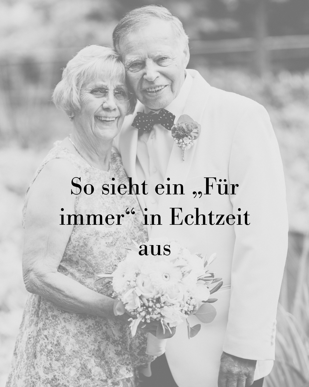 Als sie sich das erste Mal das Ja-Wort gaben, sah die Welt noch ganz anders aus. Autos, Mode, keine KI , alles hat sich verändert. Nur eines ist geblieben: Der Blick, den sie sich heute noch zuwerfen.
Dieses Shooting war für mich eine Erinnerung daran, dass das größte Abenteuer des Lebens darin besteht, gemeinsam alt zu werden.
Und die Liebe ist bei den Beiden immer noch zu spüren.
#Diamanthochzeit #Ehejubiläum #Zeitlos #LiebeMeinesLebens