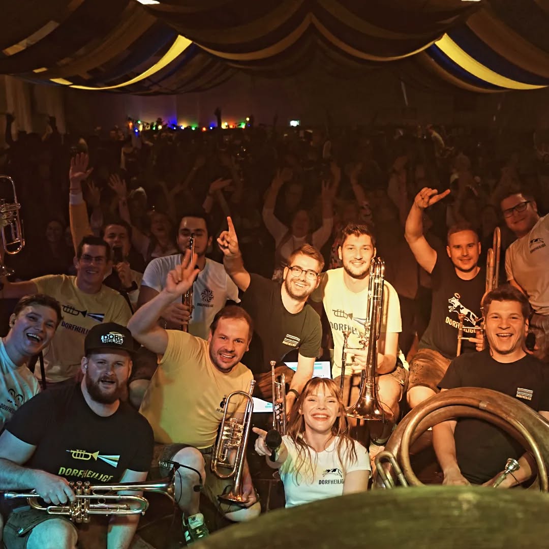 Still dreaming of Babacity 💛🍷 Gruibig, geisterkrank und megageil ging's vor genau einer Woche in Babenhausen auf dem Weinfest zu 😎 Grazie an alle, die dabei waren, als die Turnhalle zum Vibrieren gebracht wurde, und die richtig Gas gegeben haben💃🕺 Special thanks an den @musikverein_babenhausen für die Einladung und den @musikverein.tafertshofen fürs Warm-Up!
#baba #babacity #weinfest #zuvinosagichnieno