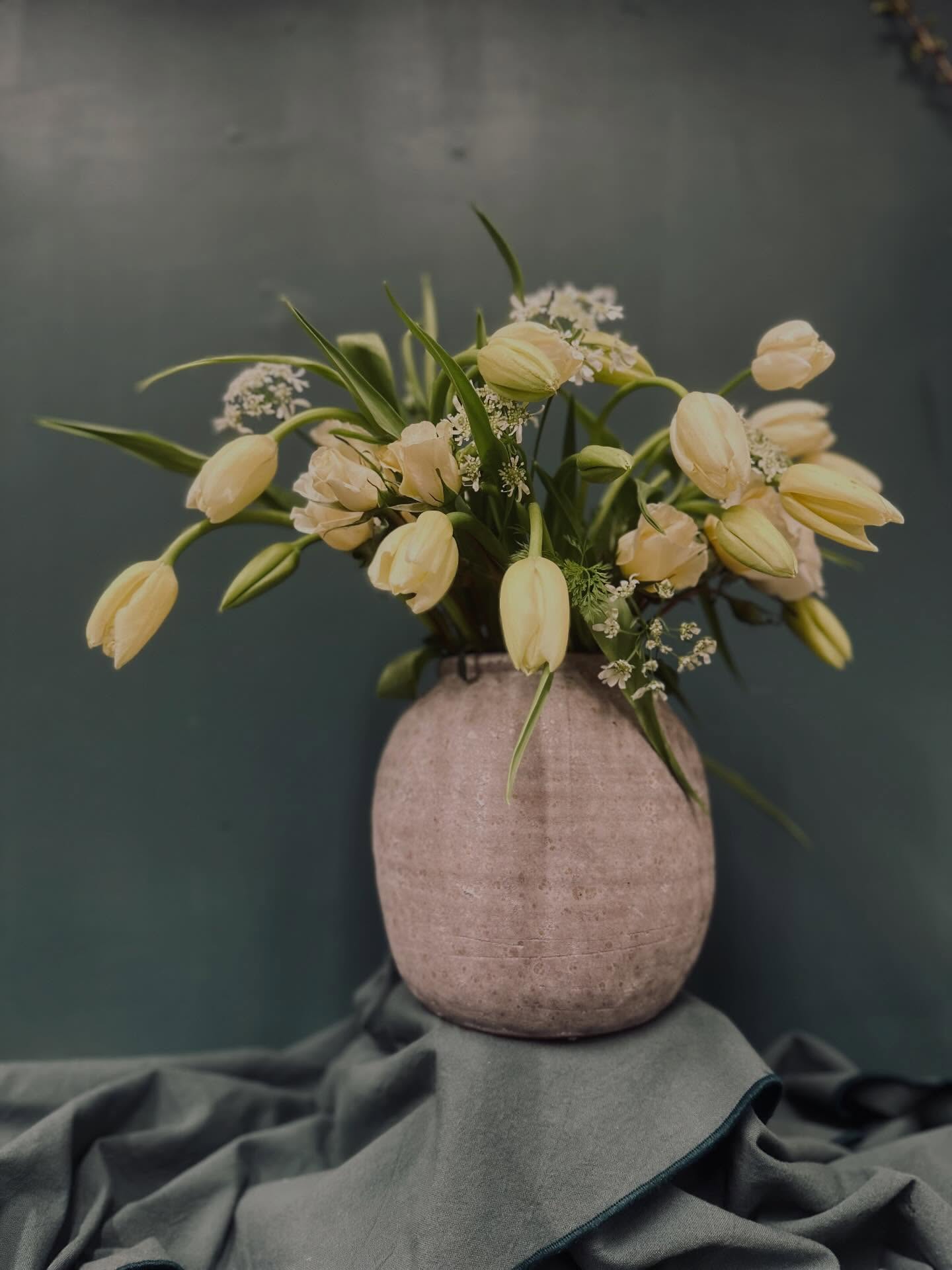 The fabulous nonchalance of French tulips in a vase.
.
#elegantflowers #frenchtulips