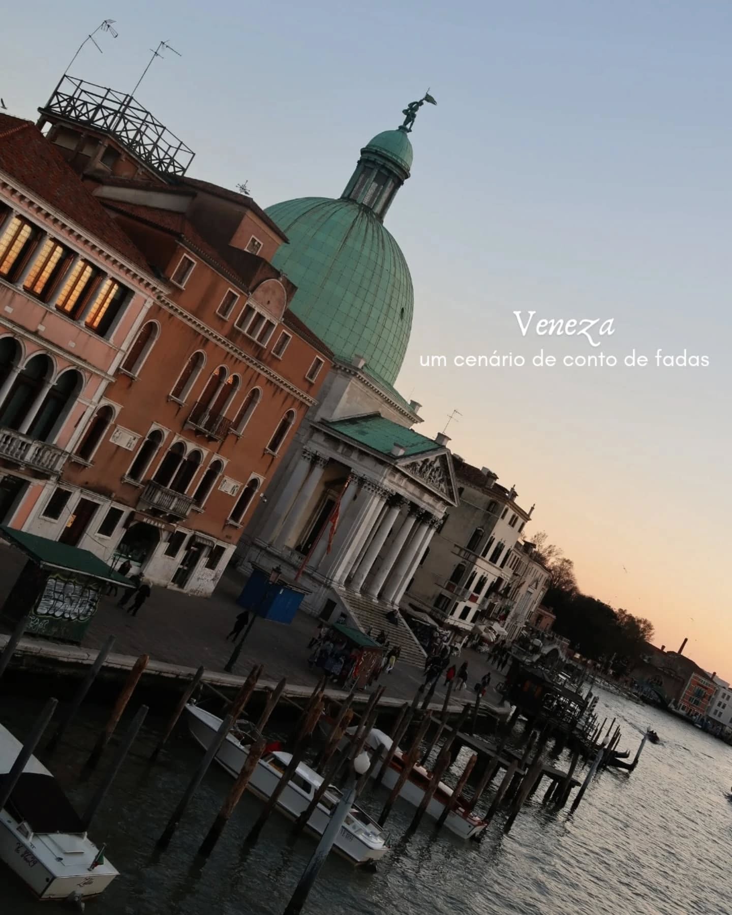 Quando visitar Veneza?
Uma pequena escapada de fim de semana é perfeita em qualquer altura do ano, no entanto é no Carnaval que a cidade se transforma num cenário de esplendor e opulência.
O Carnaval de Veneza é um dos mais antigos do mundo, data de 1162 quando a vitória da República de Veneza sobre o patriarca de Aquileia se celebrou na Piazza San Marco.
Foi nos séculos XVII e XVIII que o Carnaval adquiriu o charme barroco que elevou a imagem de prestígio de Veneza no mundo.
Precisamente, este ano celebram-se os 300 anos do nascimento de Giacomo Casanova, em 1725, uma personagem incontornável da história veneziana e maior referência dos costumes da época (revejam o filme Casanova de 2005 com Heath Ledger como ator principal).
Os preparativos para o Carnaval já começaram. Já têm a vossa máscara? 🎭
#DiáriodeBordo #travelblog #blogpost #travel #Veneza #Venice #Italia #Italy #CarnevalediVenezia #VeniceCarnival