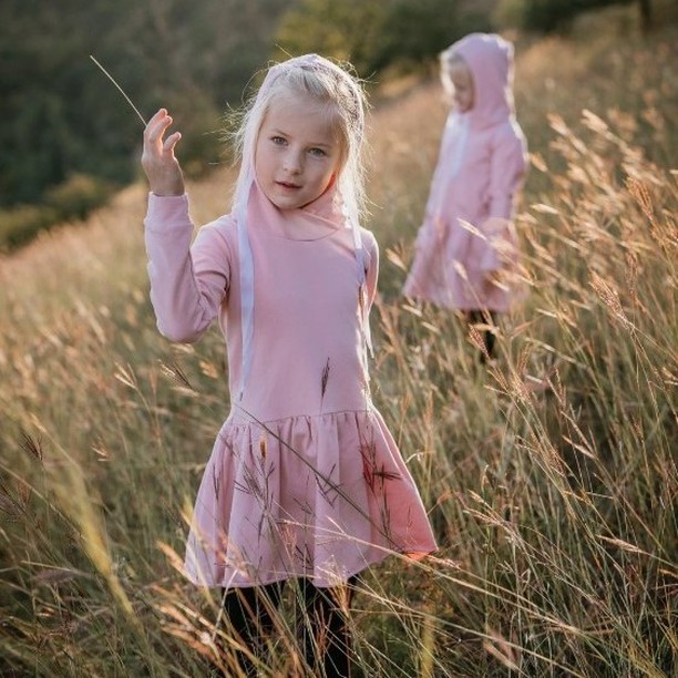 Připravte se na výběr originálních doplňků a módních kousků, které zaujmou každého. Od hravých šperků až po stylovou koženou módu, které dodají vašemu dni šmrnc a osobitost.
🩷 @kavalu_cz – Móda pro děti, která je hezká, funkční a rostoucí. Kreativní a zábavné kousky, které děti zaujmou.
🩷 @kokinoshop – Veselé ilustrované doplňky plné dvojsmyslů a hravosti. Na stánku najdete náušnice, brože, náhrdelníky i novinky jako elegantní visací náušnice, přání nebo nálepky.
🩷 @montmatleather – Kožené doplňky, které promění váš svět. Ručně vyráběné kabelky, peněženky a pásky, které oživí váš šatník.
🩷 @zlatavelryba – Olomoucké knihkupectví s širokým výběrem dětské literatury a knih pro dospělé. Nabízí také předčítání, besedy a kurzy.
🩷 @3lobitprint – Originální 3D tištěné kousky inspirované přírodou. Unikátní přívěsky a dekorace, které rozzáří váš šatník.
🩷 @handmadeallon – Tašky, batohy a oblečení s výrazným autorským designem. V nabídce také šperky a papírenské zboží.
🩷 @atelier_koira_kissa – Kombinace keramického a textilního ateliéru, kde vznikají upcyklované textilní hračky a ručně dekorovaná keramika.
🩷 @le_petit_joie – Květinové ozdoby pro radost. Ručně vyráběné doplňky ze sušených květin a perličkové čelenky pletené babičkami.
🩷 @liileather – Nadčasové kožené doplňky pro každý den. Kvalitní materiály a pečlivé ruční zpracování, které vydrží roky.
Už za pár dní na Dizajntrhu! ✨
#dizajntrh #móda #doplňky #design #upcyklace #handmade