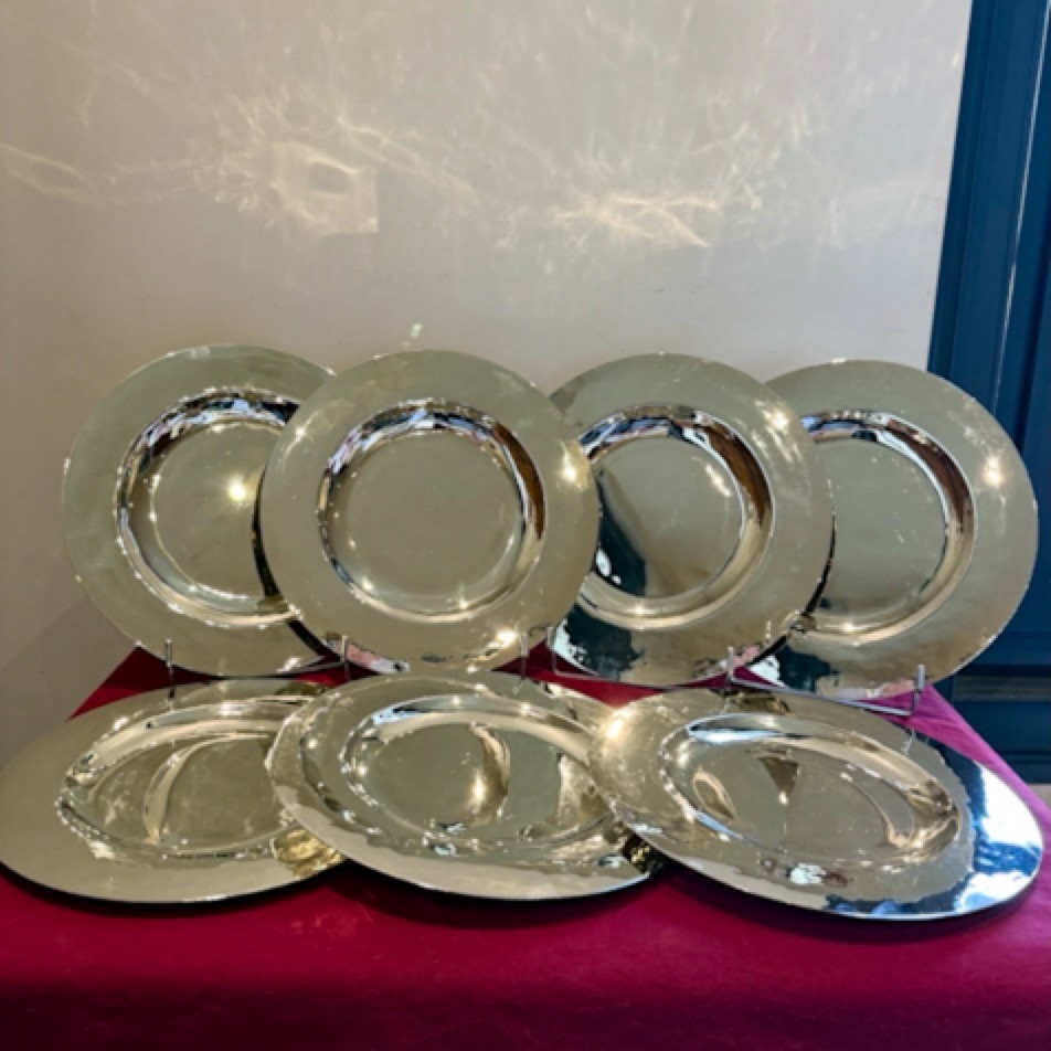 Série de 7 assiettes de présentation en laiton martelé .
Ø : 30,5 cm
Poids d’une assiette : 600 grammes
Bel état , ces assiettes sont passées chez le polisseur pour leur rendre toute leur brillance.
Chacune porte une étiquette au revers , précisant qu’il s’agit d’une fabrication artisanale martelé à la main par un maître dinandier.
Belle qualité, probablement des années 80 .
Un très joli rendu sur table autant en assiettes de présentation que en plat de présentation.
🛒 prix : 420€ disponible dans la boutique en ligne.
#assiettes #laiton #fabricationartisanale #artdelatable #decoration