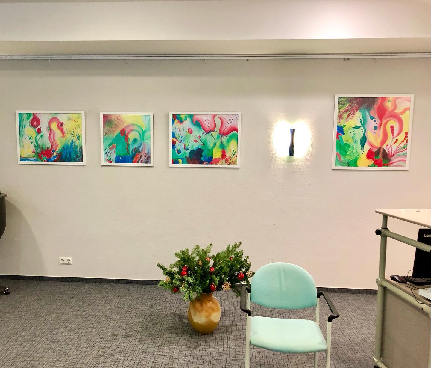 Das ist meine „Lieblingswand“ in der neuen Ausstellung! 😍😍 Sieht für mich einfach am meisten nach Paradies aus, ich liebe die floralen Formen und die saftigen Farben („Eden in progress“ ist auch dabei und wurde von einigen Gästen zum Lieblingsbild erkoren 😉). Die große Palme daneben passt hervorragend dazu! 😄 Die Bilder sind ab sofort bis Anfang April in der KMG-Elbtalklinik Bad Wilsnack zu besichtigen. An dieser Stelle noch einmal ein herzliches Dankeschön an die Organisation durch die Mitarbeiterinnen - eine ganz wunderbare Zusammenarbeit!
🩷❤️🧡💛👧🏻👩🏻🎨💚🩵💙💜
.
.
@kmgkliniken
#luftfarben #newexhibition #neueausstellung #buntewände #kmgelbtalklinik #artwork #colorfulart #fingerfarben #wirmalenunsdieweltwiesieunsgefällt #buntistmeinelieblingsfarbe #toddlerpainting #toddlerart #toddlerartist #farbenfroh #ilovecolors #fantasie #colorfullikearainbow #seelenbilder #soulpainting #instaart #rainbowcolors #fingerpaints #artthatmakesyouhappy #artthatmakesyoufeelgood #mamakindkunst #gerahmtekunst #paradies #edeninprogress #schöpfung #creation