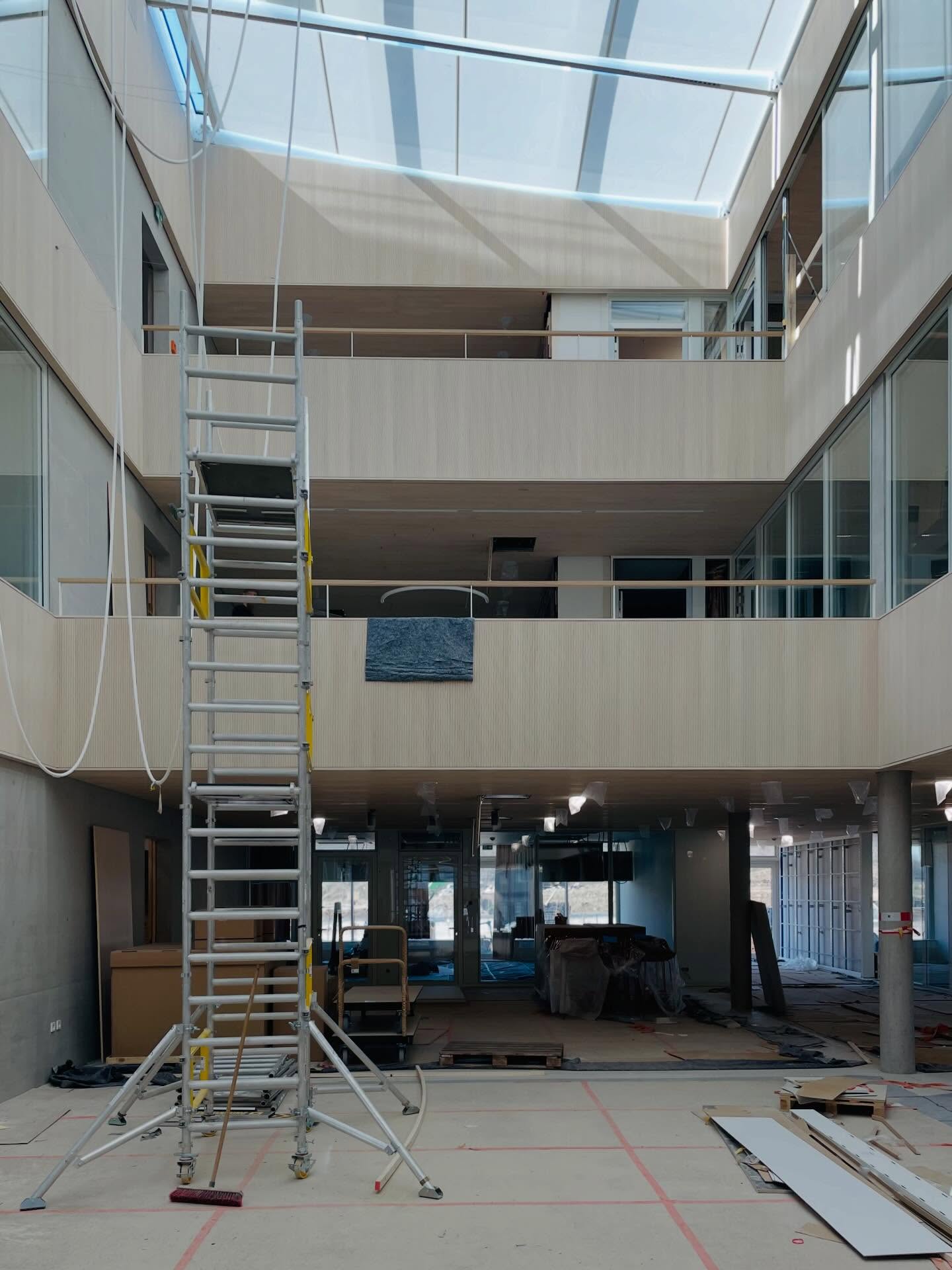 Letzte Eindrücke von der Baustelle: In wenigen Tagen ziehen die ersten Nutzer in das neue Fundera Business Forum ein.
Mit dem zweiten Bauabschnitt – dem @fundera_gmbh Business Forum – entsteht ein Ort für Innovation, Kreativität und Begegnung.
Offen gestaltete Arbeitsbereiche, Kommunikationszonen, ein Konferenzzentrum sowie ein öffentliches Bistro schaffen moderne Arbeitswelten.
In Zusammenarbeit mit @ippolitofleitzgroup
#architektur #archdaily #Zollernalbkreis #Ewimed GmbH #hechingen