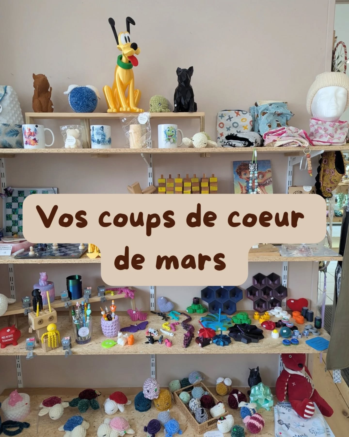On vous présente vos coups de cœur de mars ❤️ vous les avez dévalisé et adoré
Les plateaux grain de café, vous pouvez demander la personnalisation sur place sous 2h max et ça vous plaît beaucoup ☕🖌️
Les dragons articulés en 3D , vous avez plein de couleurs de disponible mais le rouge/orange a su vous plaire 🐲
Les roses en tissu, c'est la nouveauté de ce mois de mars et vous les avez adoptées en individuel et en format cloche 🌹
Les chocolats de Pâques, tout juste arrivés déjà prêts à remplir le jardin et les estomacs des plus gourmands 🐰
Et l'huile de colza et de tournesol, c'est parti si vite que j'ai pas eu le temps de vous en faire la pub 😅
On a encore pleins d'autres produits dans la boutique, lequel sera votre prochain coup de cœur ❤️ ?
#coupdecoeur #ArtisanCréateur #pâque #createurartisan #boutiquecadeau