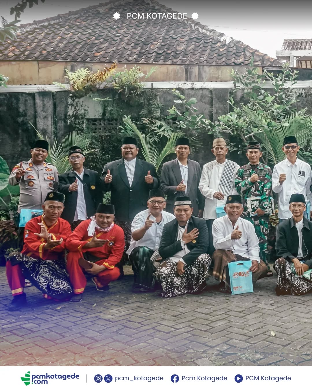 Pimpinan Cabang Muhammadiyah (PCM) Kotagede telah melaksanakan Salat Idulfitri 1 Syawal 1446 Hijriah yang jatuh pada jumat, 20 maret 2026. Pelaksanaan salat Idulfitri dimulai pada pukul 06.30 WIB di lapangan karang kotagede.
Bertindak sebagai imam dan khatib yakni K.H. Muhammad Nashirul Ahsan, Lc., selaku pimpinan sekaligus pendiri Pondok Pesantren MBS Prambanan Yogyakarta.
Terimakasih atas bantuan dan kerjasamanya kepada seluruh PRM di kotagede, 'Aisyiyah, KOKAM, Tapak Suci, Nasyiatul Aisyiyah, HW, AMM Kotagede, SMP Muhammadiyah 7 dan seluruh masyarakat kotagede.
#muhammadiyah #pcmkotagede #kotagede #siaplebihawal