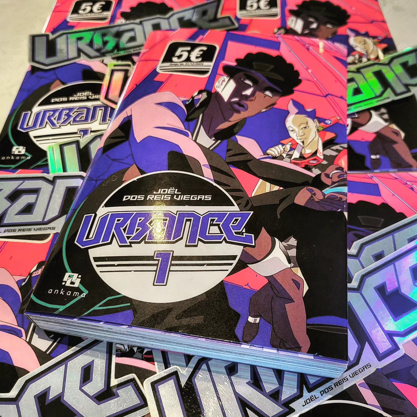 Au cas où vous ne l'auriez pas déjà dans votre collection, le tome 1 d'Urbance est maintenant disponible partout, dans toutes les bonnes librairies, que vous soyez en France, Belgique, Suisse ou au Québec :)
@ankama_editions @la_boite_de_diffusion #urbance #urbancemanga #mangas #mangafr #mangafrancais #bd #coevo #deadlyeves #kenzell #lesya #artoninstagram #comics