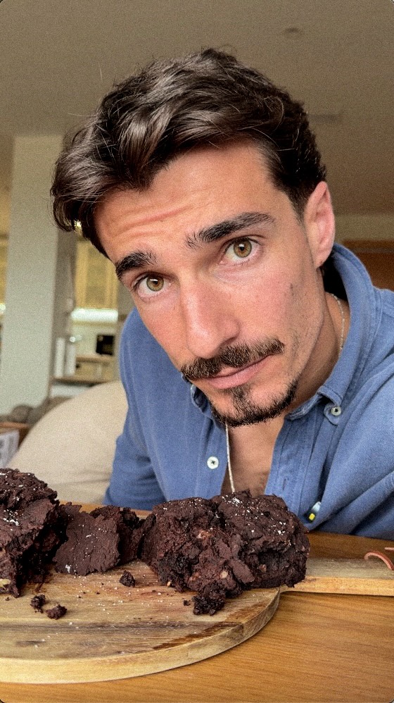 Brownie de garbanzos sin azúcar 🍩
Ingredientes:
- 400g garbanzos
- 2-3 cdas. cacao en polvo
- Unos 300 ml de bebida de soja
- 5-10 dátiles o edulcorante al gusto
- 1-2 puñados de nueces
- 2-4 onzas de choco negro�
Si cocinar con una freidora de aire ya es saludable, esta receta se pasa el juego.
Encima, estrenando mi nueva airfryer de @panasonicesp que me tiene enamorado 🤤 Tiene dos compartimentos, por lo que se pueden cocinar dos cosas a la vez. Además, al tener cristal se puede vigilar cómo va la cocción de lo que tengas dentro 👀 Sin broma, llevo unos días que solo cocino con ella jajajaja.
Ya me contaréis qué os parece este brownie rico en proteína vegetal y sin azúcar 😜🍫
¡A disfrutar con salud golosos!🧡
Publi #sinazúcar #recetassaludables #plantbased