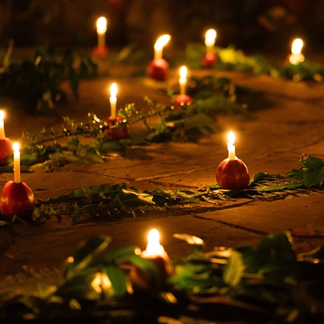 A very warming and special evening spent at the Advent Spiral celebration with you all yesterday ~ thank you for joining💫
A time to reflect on the turning point of the year and look for inner light. The spiral as a metaphor for life's winding paths, and a reminder of the sun's return to strength at the winter solstice.
Noson hudol yn y Ty Crwn neithiwr yn dathlu'r Adfent gyda chi gyd ~ diolch i bawb am ddwad🌟