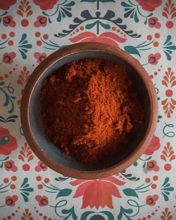 𝐊𝐚𝐥𝐨𝐜𝐬𝐚𝐢 𝐏𝐚𝐩𝐫𝐢𝐤𝐚 - Rich, dark, and beautifully robust, Kalocsai rivals Szeged as Hungary’s favourite paprika. Many locals even prefer its deeper flavour. With a long tradition in Kalocsa, this paprika is a true part of Hungary’s culinary heritage — bold, vibrant, and essential for authentic dishes.