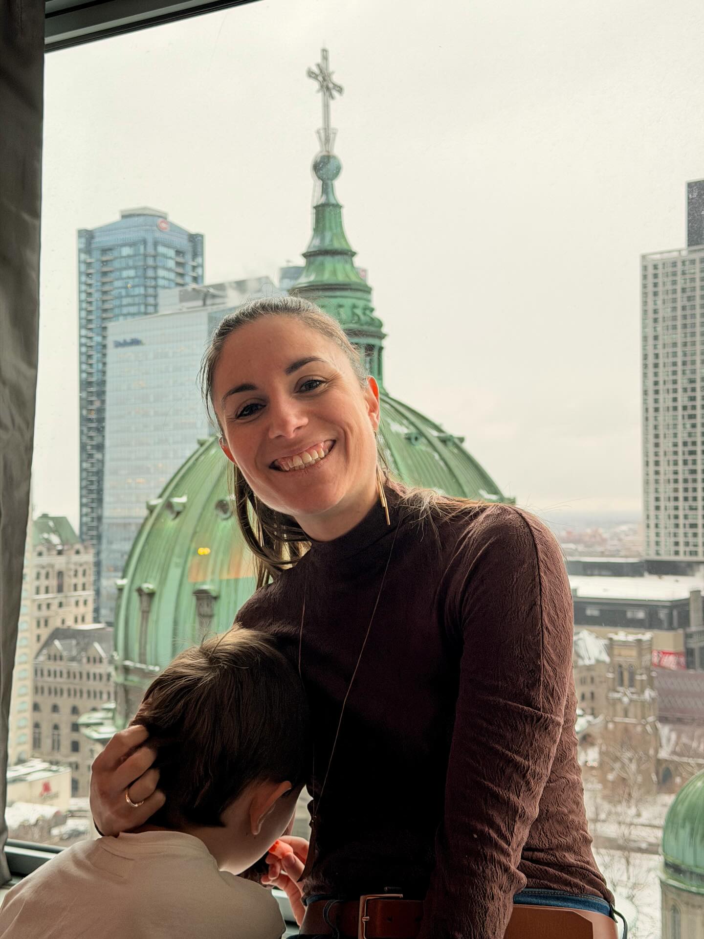 Ma vie est un grand tout. ✨ Ça fait des années que j’ai cessé de séparer ma vie personnelle de ma vie professionnelle. Ça fait des années que je refuse de choisir entre la carriériste passionnée et la maman présente.
Plutôt que de me sentir obligée de choisir entre une vie ou une autre, j’ai plutôt choisi de me créer une vie où je peux tout avoir et être tout.
Ces derniers trois jours ont été nourrissants pour moi, pour mon entreprise, pour mon couple et pour ma famille à différents niveaux. Tous les trois, nous avons vécus des « ah-ah moments » ensemble … mais individuellement aussi.
Je me suis laissée inspirer, oui, par des conférences et un événement professionnel auquel j’ai été invité, mais aussi par des moments hyper simples : les saveurs sublimes d’un de nos restos préférés, une sortie en librairie, par la vue extraordinaire que nous avions de notre chambre d’hôtel, d’histoires entendues de la part de gens que j’ai rencontrés, des lumières féeriques qui décoraient les rues de Montréal, et de toute l’énergie qui m’a entourée ces derniers jours. ✨
Je disais ce matin à mon chum que j’étais fière de la vie que nous nous étions créée, notamment parce que nous avons atteint un niveau de liberté assez puissant.
Nous sommes libres de notre temps. ⏳
Cette forme de liberté a toujours fait partie de notre vision et si cette vision n’avait pas été claire… nous n’aurions jamais marché dans cette direction.
Où je veux en venir et ce que je réalise encore et encore… c’est qu’il est possible de tout avoir. Mais pour tout avoir et de se permettre d’être tout… il faut savoir exactement ce que vous voulez. Parce que si ce que vous désirez n’est pas clair, ce sera l’éparpillement assuré et clairement, vous manquerez de temps ;-).
Comme je sais dans quelle direction je marche et ce que je veux pour moi, ma famille et mon entreprise, je laisse entrer dans mon temps uniquement ce qui s’aligne avec ma vision.
Et à partir du moment où notre vision est ultra claire, on cesse de manquer de temps 💫! Et ça, c’est un des grands miracles de la vie!
Émilie xo