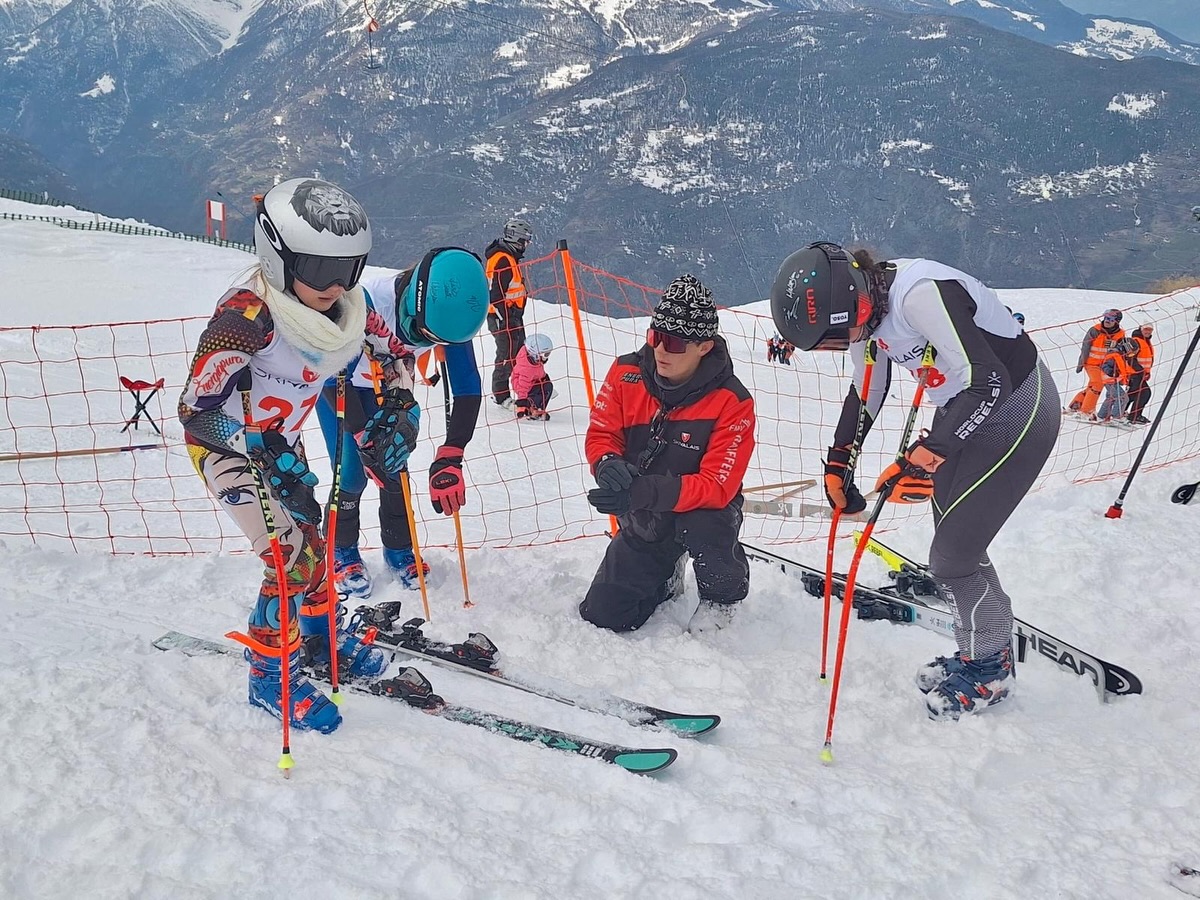 🔥 Retour sur le week-end dernier à Visperterminen – Dernière course de Slalom Géant en Raiffeisen Trophy⛷️
Magnifique week-end avec des conditions au top sur les pistes de Visperterminen ! Voici les performances qui ont marqué ces deux jours de compétition 👇
🥇🥇Louis Neurohr
🥉 Manon Zanin
🍫5️