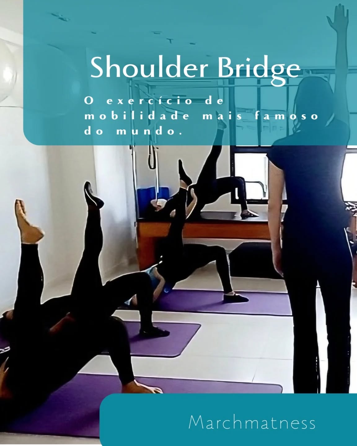 A versão soft do Shoulder Bridge, também chamada de exercício de pré-pilates, todo mundo conhece.
Na minha primeira formação em Pilates, ponte era o exercício. Eu aprendi a fazê-lo de tudo quanto foi jeito. Participei de uma conferência que falavam dele em todos os cursos. Talvez seja por isso que não curto. Peguei trauma. Hahahaha Também porque tenho menos flexibilidade nos músculos anteriores: abdômen, quadríceps, flexores de quadris. Até a versão pré-pilates me incomoda. Logo, imaginem meu Thigh Stretch!!!! Pobrezinho.
Fato é que é um exercício rico de muitos formas, pois é um jeito simples de articular a coluna, podemos trabalhar a respiração, fortalece glúteos, posteriores, abre o peito, tem variações interessantes com uma perna só, ele ajuda em tantos outros que nem vale a pena descrever.
O exercício bonitão, com as mãos na bacia, bacia alta e alinhada, peso nos ombros e uma perna em movimento é lindo e normalmente é ensinado antes do Scissors e Bicycle porque faz uma diferença danada o pé no chão e a posição das mãos também. É um bom treino para esses dois.
No mais, ele me arrebenta, mas sigo tentando suavizar o sofrimento.
#tbt eu ministrando a formação @alvespilates no Rio em 2021 para uma turma linda.