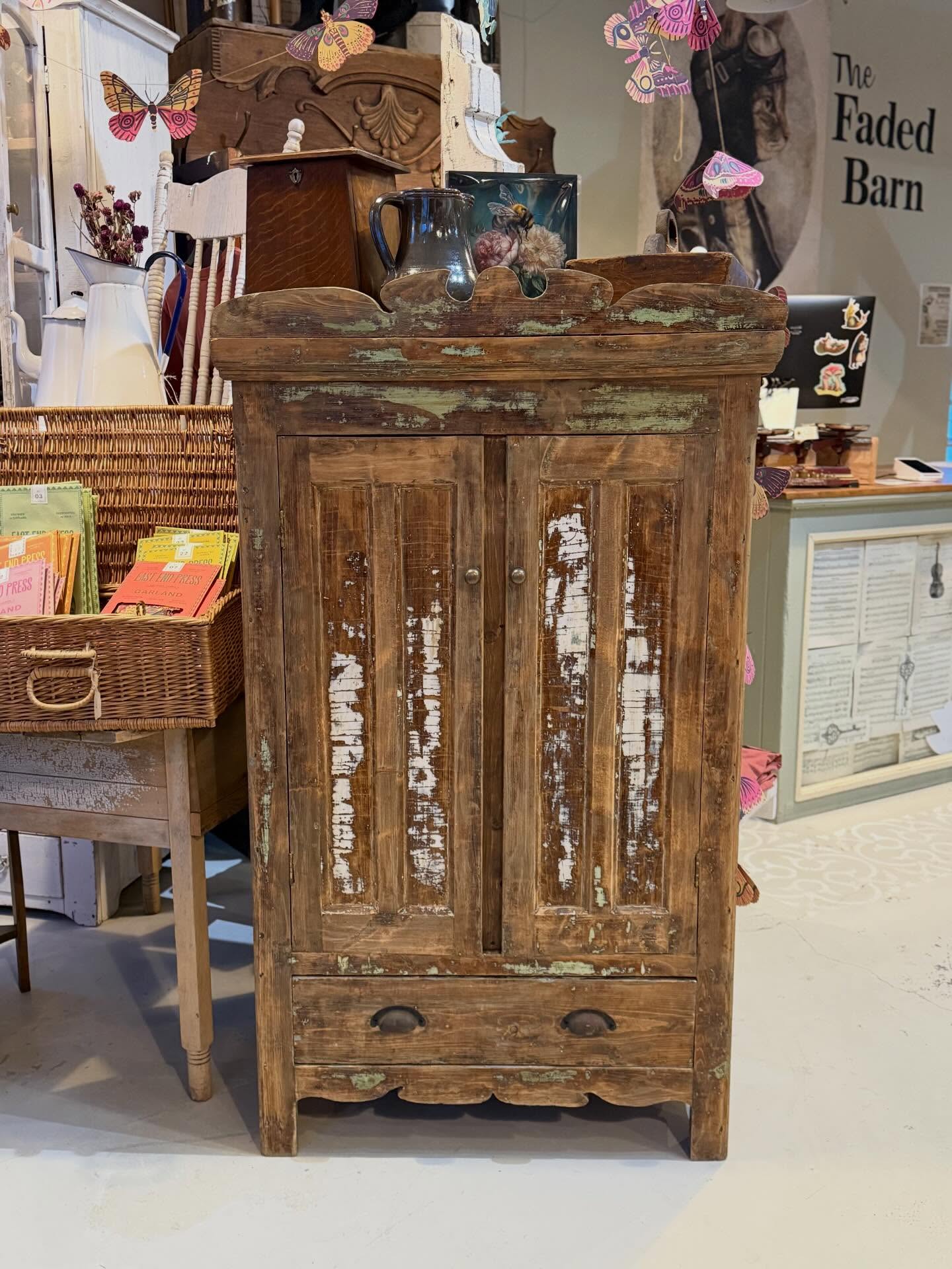 🍄Cupboard is SOLD🍄This sweet Primitive Cupboard just landed in the Shop tonight…..
#antique #antiquehome #primitivefurniture #vintagehomeinspiration #vintagestyle