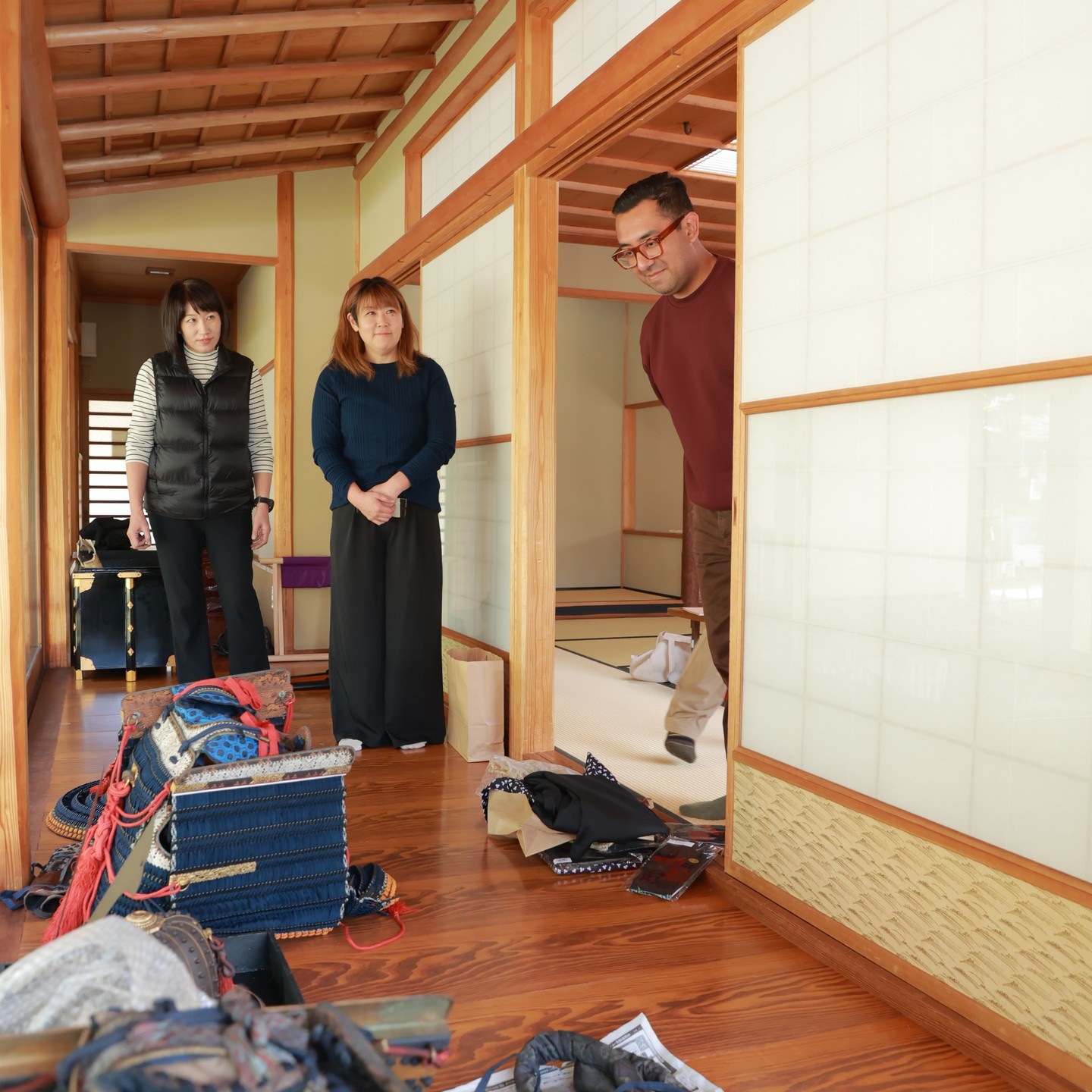 Putting on Samurai armor is just the beginning. 🛡️✨
With insights from a knowledgeable guide, you’ll learn about the craftsmanship behind every intricate detail. Each piece reflects the masterful artistry of Japan’s armor makers, connecting you to history and the precision of tradition. An experience enriched by expert storytelling and attention to detail.
Revêtir une armure de samouraï n’est que le début. 🛡️✨
Grâce aux explications d’un guide expérimenté, découvrez l’artisanat d’exception derrière chaque détail minutieux. Chaque pièce est le reflet du savoir-faire des maîtres artisans japonais, vous reliant à l’histoire et à la précision des traditions. Une expérience enrichie par les récits et la passion d’un expert.
#ExploreSetouchi #SamuraiJourney #SetouchiBreweryTour #SetouchiSamurai #JapaneseBrewingArt #SamuraiAndNature #HeritageAndFlavor"