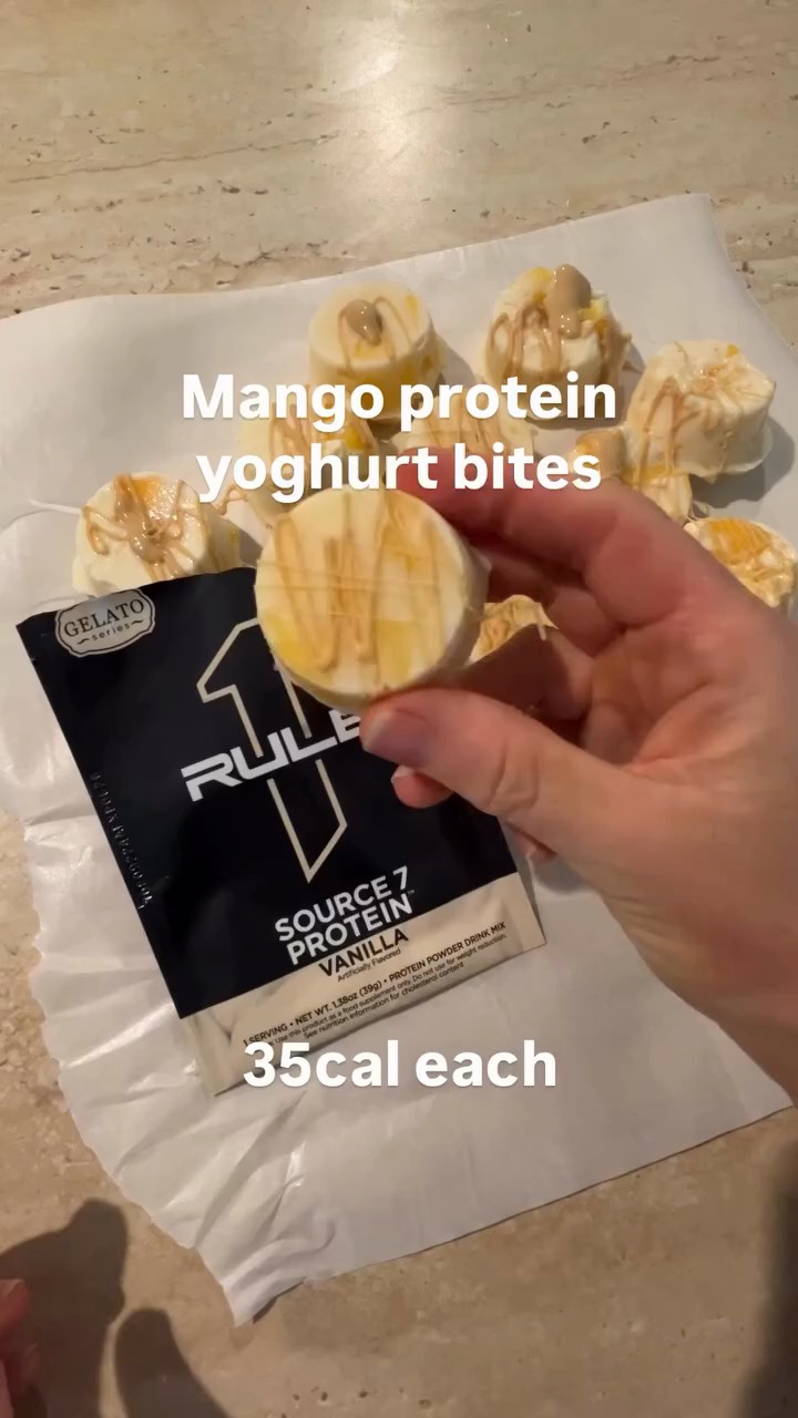 Mango Weis Style Bites 🥭
35kcal | 3.6P | 3.6C | 0.8 F
Mix:
→ 200g yoghurt
→ 1 scoop @ruleoneproteins_au Source 7 Gelato vanilla protein
→ 1/2 mango diced
→ Portion into 12 bites and pop into the freezer.
→ After around 2 hours melt approx 14g caramilk in microwave and drizzle over the frozen bites
Store in the freezer 🧊