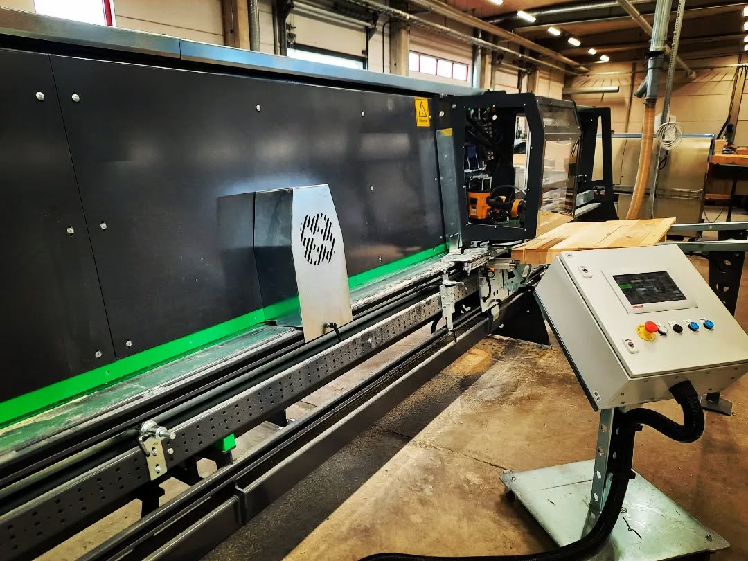 A recently delivered leg nailing machine with block cutter to Sweden 🇸🇪
This standard leg nailing machine is able to produce legs for pallet production with lengths up to 3,5m. The block cutter cuts blocks from beams up to 5,5m and feeds them automatically into the leg nailing machine.