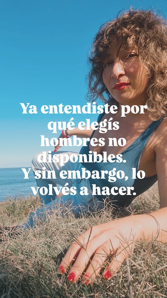 Sabés lo que querés:
una relación en paz, recíproca, donde puedas confiar, descansar y construir algo en común sin perder tu libertad.
Y también sabés lo que no querés más:
vínculos donde no te sentís priorizada, donde terminás drenada, sosteniendo al otro, con ansiedad y saliendo lastimada.
Ya viste el patrón.
Pero en el momento…
seguís eligiendo lo mismo.
No es falta de claridad.
Hay una parte tuya que todavía se siente más segura en eso que ya conoce, aunque no te haga bien.
Por eso no alcanza con entender.
Hay que trabajar en lo que tu cuerpo aprendió a sostener como “normal”.
Y eso es exactamente lo que hacemos en Travesía.
Si querés una relación en paz, recíproca y estable,
eso no se manifiesta: se construye distinto.
Si estás en ese punto, escribime.