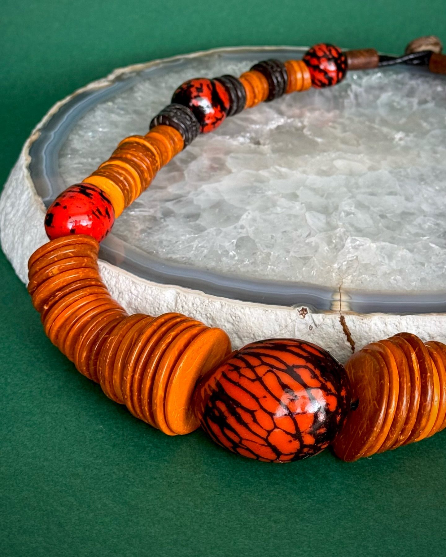 Detalhe dos tons em laranja do nosso novo colar da Coleção Amazônia.
Mais do que acessório, essa peça representa toda a beleza da região amazônica, sua arte e cultura.
Garanta essa peça no seu closet, acessando a nossa loja virtual.
Aproveite o FRETE GRÁTIS para compra de quaisquer produtos pronta entrega e não esqueça de usar o cupom BEMVINDA10 para desfrutar de desconto na sua primeira compra.
#luxosustentavel
#elegancianatural
#arteamazonense
#biojoiasexclusivas
#colarlaranja