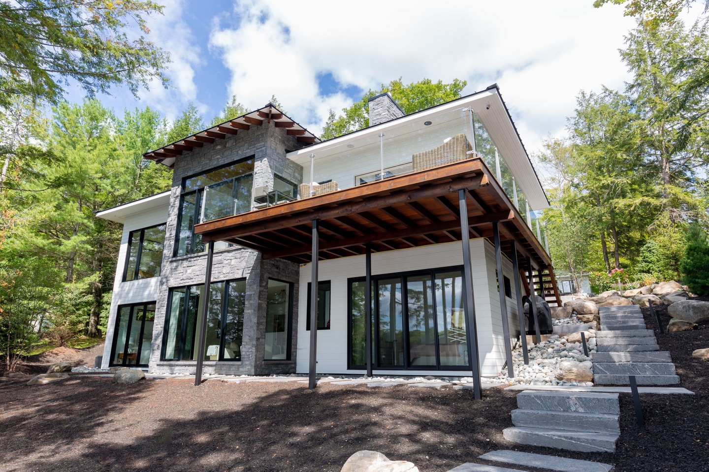 This custom cottage sits right on Lake Rosseau. It’s filled with natural light and finished with floor-to-ceiling stone fireplaces and detailed millwork.
Outfitted with full smart-home integration, dropdown screens, a bar and wine cabinet, and surrounded by impeccable landscaping, this one has it all.
Follow @pattymacbuilt for more home & cottage inspiration!
Follow @spencerdouglasmuskoka for more design content and inspiration.
Built by @pattymacbuilt
Design by @spencerdouglasmuskoka
.
.
.
The team involved:
Fixtures, Appliances: @brownsappliancesltd
Kitchen millwork, Fixtures: @chervinkitchen
Exterior finishing, Deck materials: @centurymilllumber
Lumber, Finishing material: @weismillertimbermart
Septic: @coulsonbros
Masonry: @steenhofstoneworks
Interior finishing flooring: @efloortoronto
Foundation: @eruditeconstruction
Plumbing: @leeplumbingmuskoka
Exterior finishing, Interior finishing material: @muskokalumber