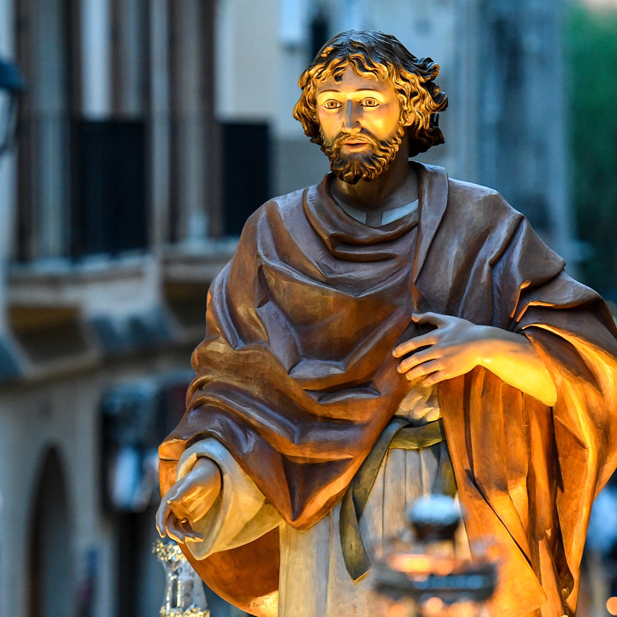 🌿✨ Semana Santa 2026 is coming to Mallorca — and it's unmissable.
From Palm Sunday to Easter Sunday, the island comes alive with candlelit streets, solemn processions, and centuries-old tradition. Whether you're watching the emotional Davallament in Pollença, joining the crowds along Palma's Passeig del Born, or witnessing the medieval music of Sineu - Holy Week in Mallorca is something you feel in your bones.
📅 29 March – 5 April 2026
Here's everything you need to know - procession routes, times, top tips, and the best spots across the island. Link in bio 👆
🥐 Don't forget to try the panades, robiols, and crespells from your local bakery - Easter in Mallorca tastes as good as it looks
———————————————————————————————
🌿✨ La Semana Santa 2026 llega a Mallorca — y no te la puedes perder.
Desde el Domingo de Ramos hasta el Domingo de Resurrección, la isla cobra vida con calles iluminadas por velas, procesiones solemnes y tradiciones con siglos de historia. Desde el emotivo Davallament de Pollença hasta el bullicio del Passeig del Born en Palma, o la música medieval de Sineu - la Semana Santa aquí se siente hasta los huesos.
📅 29 de marzo – 5 de abril de 2026
Todo lo que necesitas saber - rutas de procesiones, horarios, consejos y los mejores lugares de toda la isla. Enlace en la bio 👆
🥐 Y no olvides probar las panades, los robiols y los crespells de tu panadería más cercana - la Semana Santa en Mallorca sabe tan bien como se ve.
#SemanaSanta2026 #Easter2026 #SemanaSantaMallorca #Mallorca2026 #PascuaEnMallorca #EventosMallorca #InMallorcaMagazine #VisitaMallorca #VidaEnMallorca #PalmaMallorca #CulturaMallorquina #IllesBalears #MallorcaTravel #FelicesPascuas