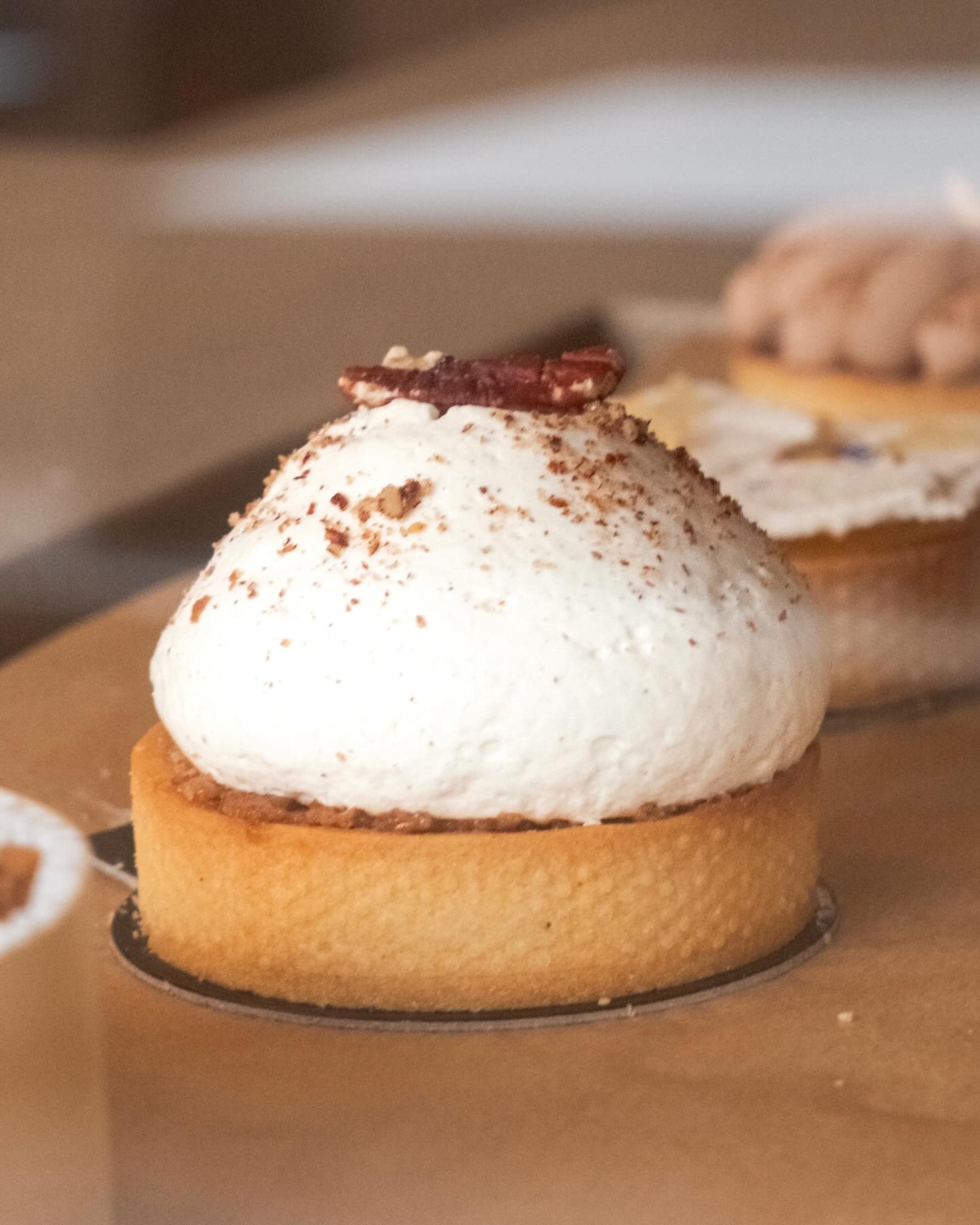 Pardon… mais on la mange ou on plonge dedans ???? 😌🍰
#lespetitesartisanes #patisserie #genevefood #gourmandise #sweetmoment
