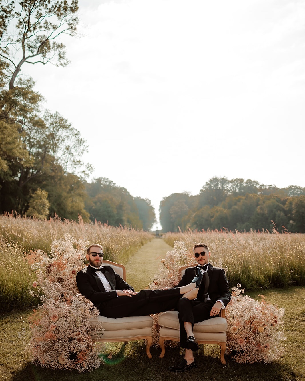 | La classe à l’américaine |
Smoking, fleurs légères, lumière douce et attitude de stars signé Jordan & Steve.
Un mariage en petit comité où stylé rime avec convivialité.
/ Dream team /
@eneane.weddingplanner @lesombelles_fleuristerie @mixndance @chateau_de_bonnemare
.
.
.
#gay #gaywedding #mariage #mariagenormandie #weddingfrance #frenchweddingstyle