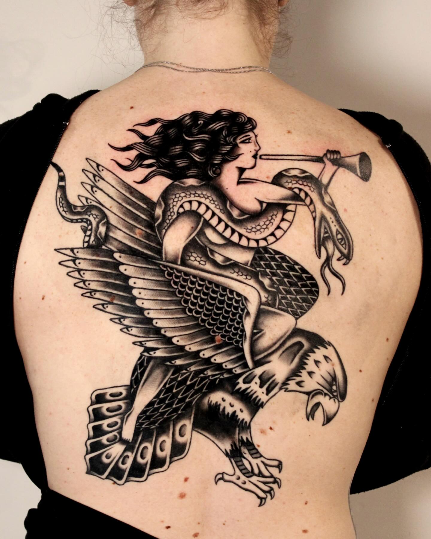 Reposting this backpiece because instagram somehow messed with the quality of the picture! Super fun Percy Waters inspired backpiece for @nicolejansen.art!
🏷️: #traditionaltattoo #traditionalbackpiece #oldschoolbacktattoos #traditionaltattoos #tradworkers