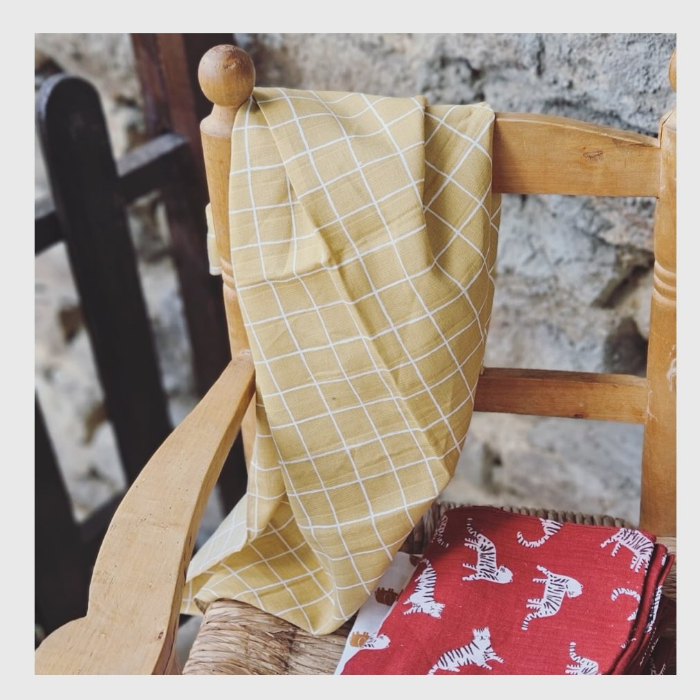 — LANGE — Chez Humming Atelier, même les bébés ont leur collection 🐯✨
Nos langes tout doux débarquent avec deux styles :
• team carreaux pour les mini classiques
• team tigres pour les petits aventuriers
#lange #bebé #collection #eshop