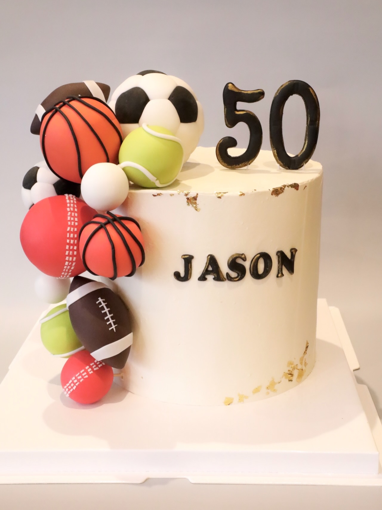 A sports fan who likes all the balls? 😏🏀⚽🏈🎾
Don’t worry… we handled them all and turned them into one epic cake 🎂🔥
No favourites here — just a full set 😉 #AllTheBalls #sportfans #GameOn #mencake #belsourire