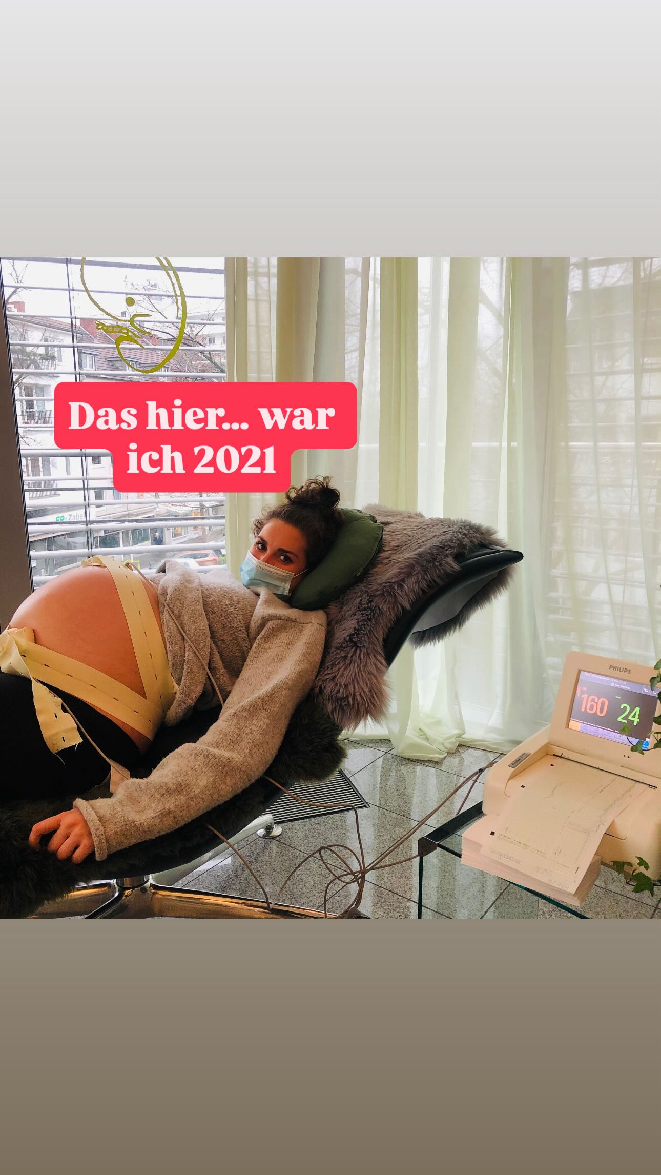 Das hier ist kein „Zurück“. Es ist ein bewusstes Wiederholen.
Hey, ich bin Carolin Tengelmann, Sportökonomin und Expertin für Rektusdiastase und Bindegewebe.
2021 war ich schwanger mit meinem zweiten Kind.
Ich hatte danach eine Rektusdiastase von 8 cm.
Heute ist sie geschlossen und ich bin beschwerdefrei🤩.
Aber das bedeutet nicht, dass ich „fertig“ bin.
Deshalb trage ich gerade nochmal meinen Gurt. Nach über 2 Jahren. Nicht, weil ich ihn brauche. Sondern weil ich mich nochmal bewusst reinbegebe.
In die Basics. In den Alltag. In die kleinen Dinge, die den Unterschied machen.
Ich mache die 30-Tage-Challenge gerade mit meinen Kundinnen mit.
Und ich sehe wieder:
Wie schnell wir alte Muster übernehmen.
Wie viel Haltung, Atmung und Bewegung im Alltag verändern.
Und wie wichtig Wiederholung ist.
Diese Reise ist kein Sprint.
Sie ist ein Prozess.
Und manchmal auch ein bewusstes Zurückgehen,
um noch stabiler nach vorne zu kommen.
Wenn du gerade am Anfang stehst oder das Gefühl hast, du trittst auf der Stelle: Du bist nicht allein.
folge mir, wenn du deinen Körper wirklich verstehen willst.