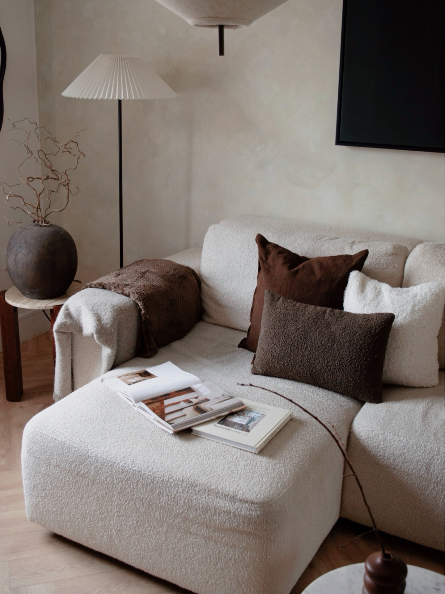 Warm Minimalism ๐คโจ
We are definitely feeling like cosying down again after these crazy March/April showers, or should I say hail storms โ๏ธ๐จ๏ธ
Howโs the weather been where you are?
Have you had to pop the heating back on?
Happy Thursday!
Love,
Nicola & Vicki xx
Limewash | Lounge Views | Lounge Inspo | Marble | Marble Furniture | Japandi Home | Chocolate Brown Decor | Autumn Decor #japandistyle #browndecor #walnutfurniture #limewash #japandilounge