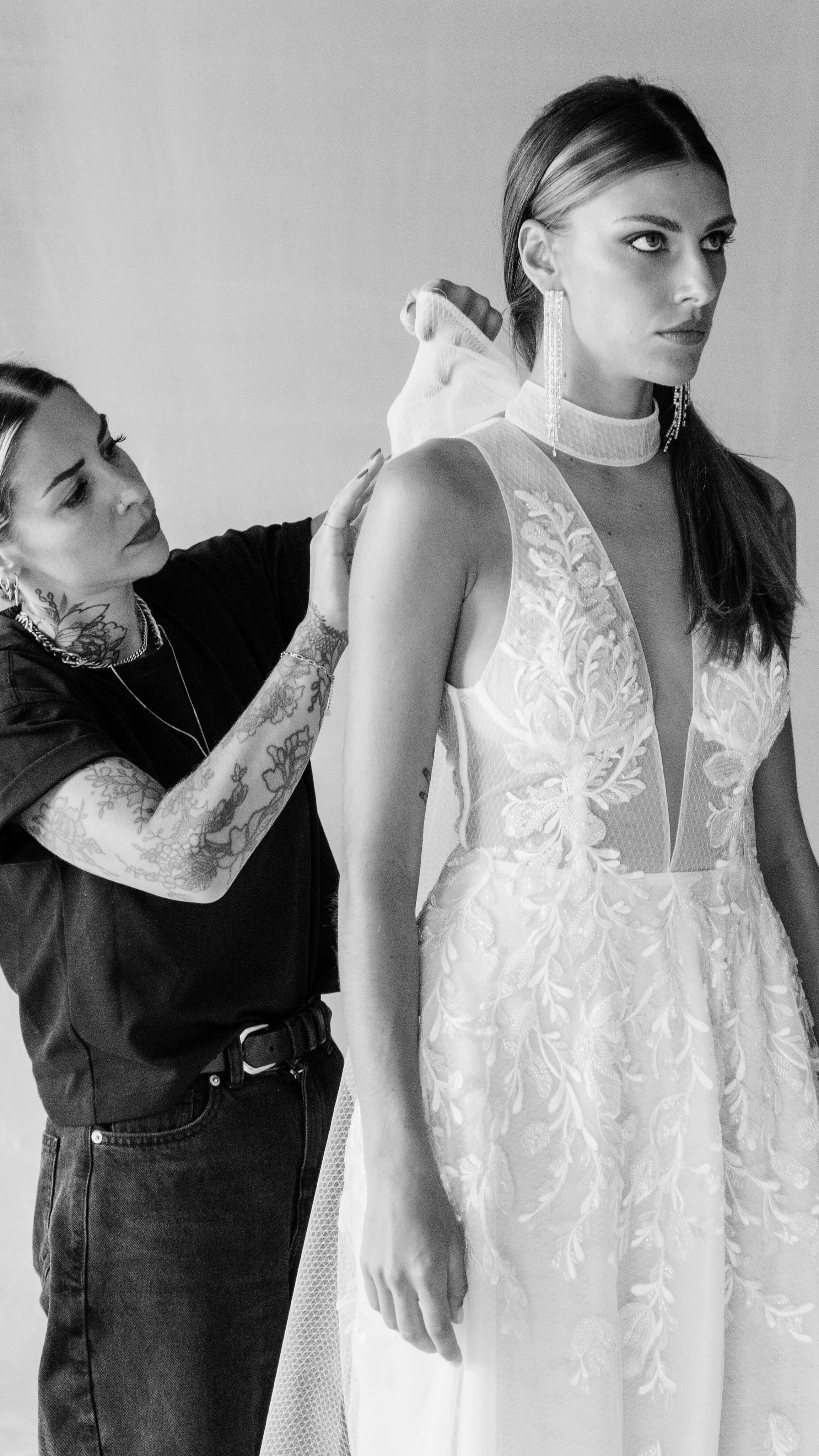 Après des mois de préparation, le grand jour est enfin là ! Pour que tout se déroule sans accroc et que tu restes la mariée la plus sereine du monde, voici mes 3 conseils de créatrice :
1. Déléguer en amont : Le jour J, tu n’es pas chef d’orchestre, tu es la reine. Délègue le planning et chaque mission à tes témoins en amont. Si tout est planifié, tu t’offres de vrais moments de calme pour te recentrer et créer ce moment unique.
2. S’hydrater & manger : C’est ta priorité ! Petit conseil : évite le blé pour prévenir les ballonnements, mais garde une alimentation légère et nutritive pour tenir toute la journée.
3. Enfilage de robe : Le parfum, c’est une trentaine de minutes avant d’enfiler la robe, surtout pas sur le tissu directement ! Et on oublie pas le lavage systématique des mains pour tout ton entourage avant de toucher la robe. Certaines taches invisibles ressortent cruellement sur les photos du photographe.
✨ Enregistre ces conseils, ils pourraient bien sauver ta journée ! Et partage ce réel à tes témoins pour qu’elles assurent le jour J.
______
Manon Gontero, créatrice de robes de mariée sur-mesure à Marseille ✨
#weddingdress #mariage #robedemarieesurmesure #robedemariee