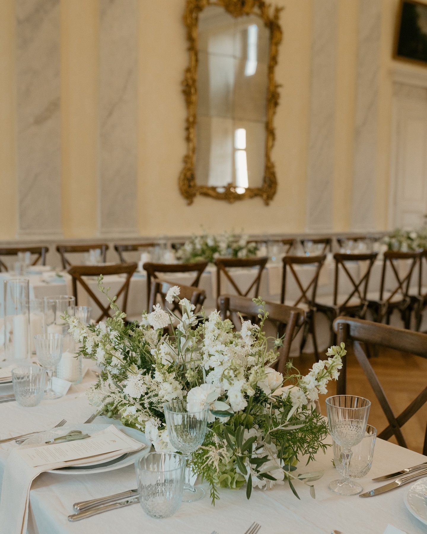 Add greenery to your floral arrangements for added size and effect 💫
Photo: @photosbyrachelwood
Dress: @viviennewestwood
Flowers: @sophiakernfloraldesign
Venue: @schlossjohannisberg
Coordination: @ajaweddings
Ready to celebrate? 🍾 Contact us!
🪩www.ajaweddings.com
💌info@ajaweddings.com