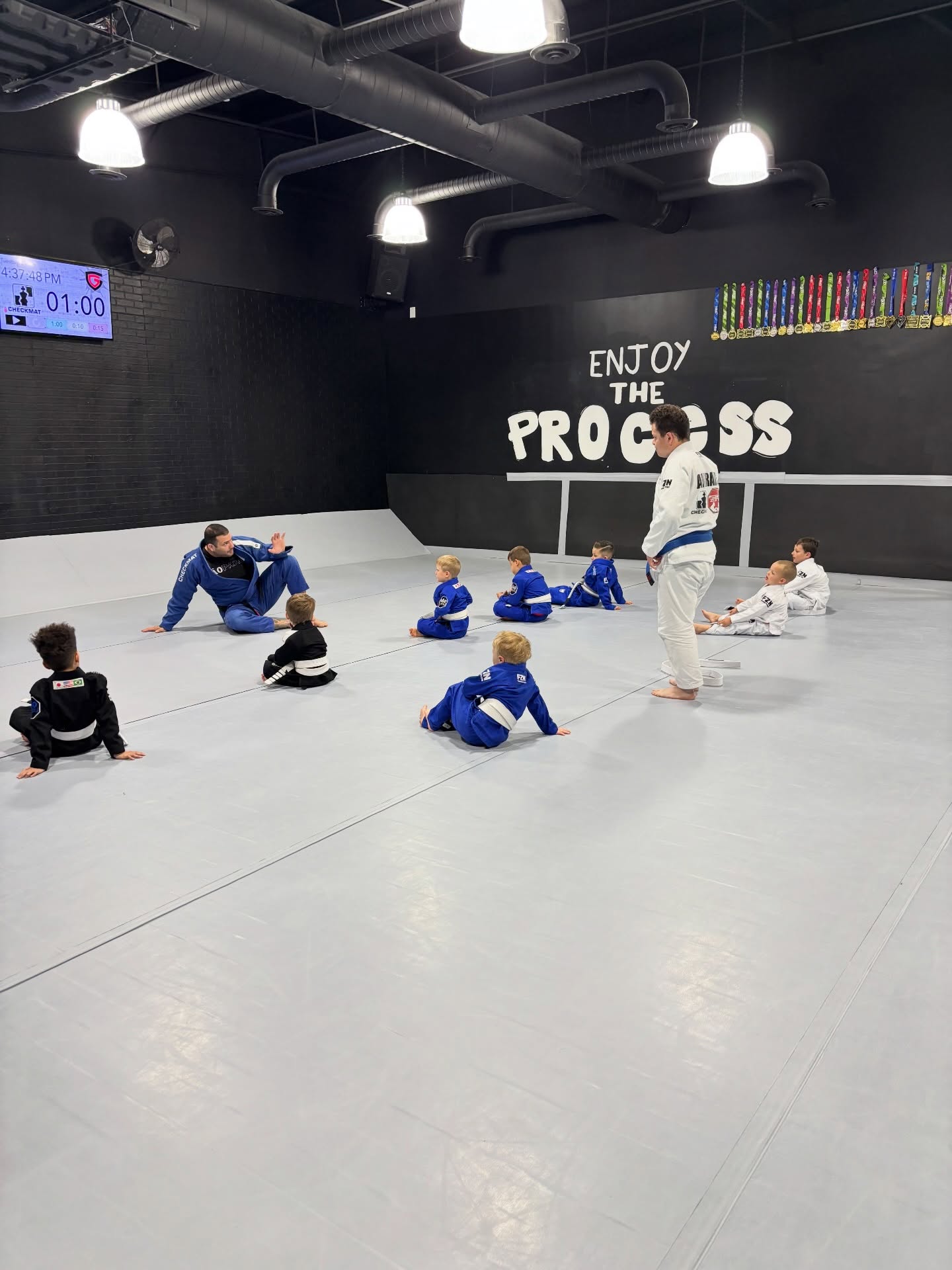 Happy place!
Kids, teens, adults and family learning together this amazing art.
Congratulations to all our kids who earned their stripes today.
#jiujitsu #family