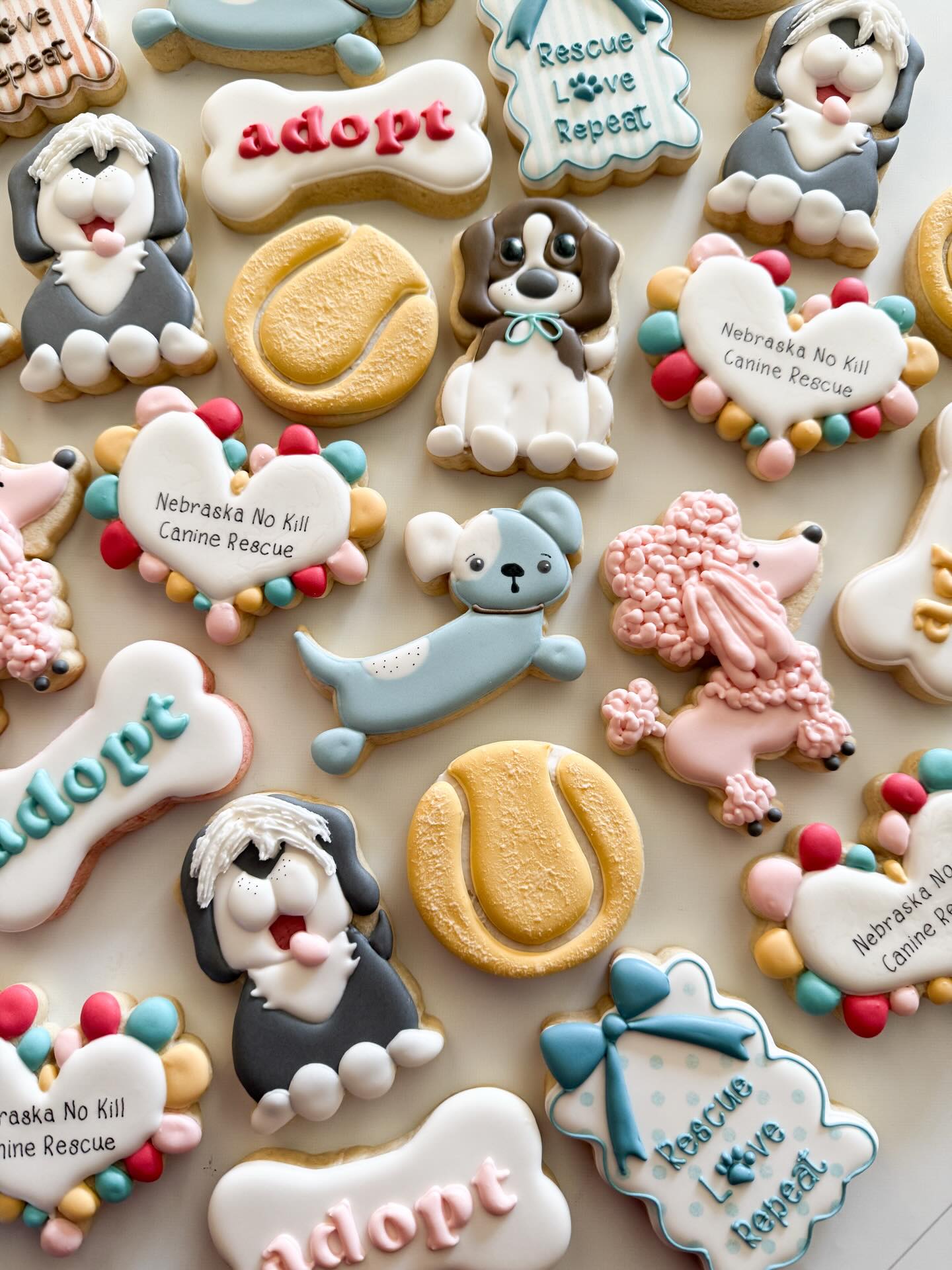 It's National Puppy Day! Here's a quick look at some dog-themed giveaway cookies I made for the @nebraskanokillcaninerescue booth at this year's "I Love My Dog Expo" in Lincoln, Nebraska š¾ā¤ļøš¾
(If the cute English sheepdog is your design, please let me know. I have been searching and searching so I can give that creative person credit!)
#decoratedsugarcookies #customcookies #nebraskabaker #dogcookies