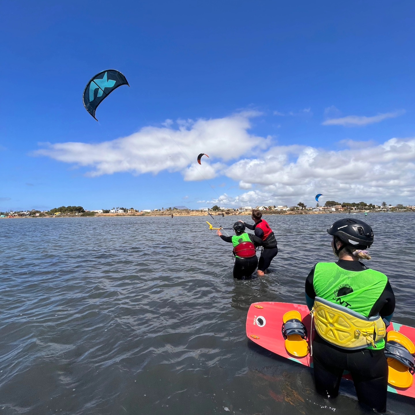 Chcielibyśmy Was zaprosić na pierwszy organizowany przez nas obóz, gdzie połączymy kitesurfing wraz z brazylijskim jiujitsu.
Termin - 01.09 - 08.09
Miejsce: Sycylia - Lo Stagnone
Cena - 870€ obejmuje:
• 7 noclegów ze śniadaniem
• 10 x trening na macie z Kamilem Wojciechowskim
• 8h szkolenia kitesurfingowego
• transfery lotniskowe i transport na miejscu
Po więcej informacji bądź w razie jakichkolwiek pytań zapraszamy do kontaktu
Trener BJJ: Kamil Wojciechowski @wrestlingowsky , zawodnik czołowej federacii europejskiej Oktagon
Noclegi zapewnią @castellodimarsala