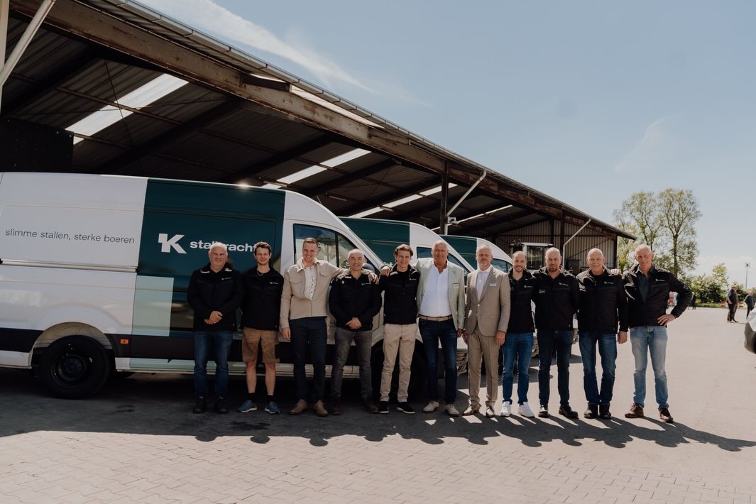 1 jaar StalKracht! 🎉
Vandaag staan we even stil bij een mooie mijlpaal: StalKracht bestaat 1 jaar! En dat werd natuurlijk gevierd… mét taart! 🍰
Het afgelopen jaar hebben we met trots gebouwd aan ons bedrijf, mooie samenwerkingen opgezet en prachtige afleveringen en klussen mogen realiseren. Daar zijn we ontzettend dankbaar voor.
Op naar nog veel meer groei, innovatie en mooie momenten samen!
#StalKracht #1jaar #mijlpaal #trots #groei