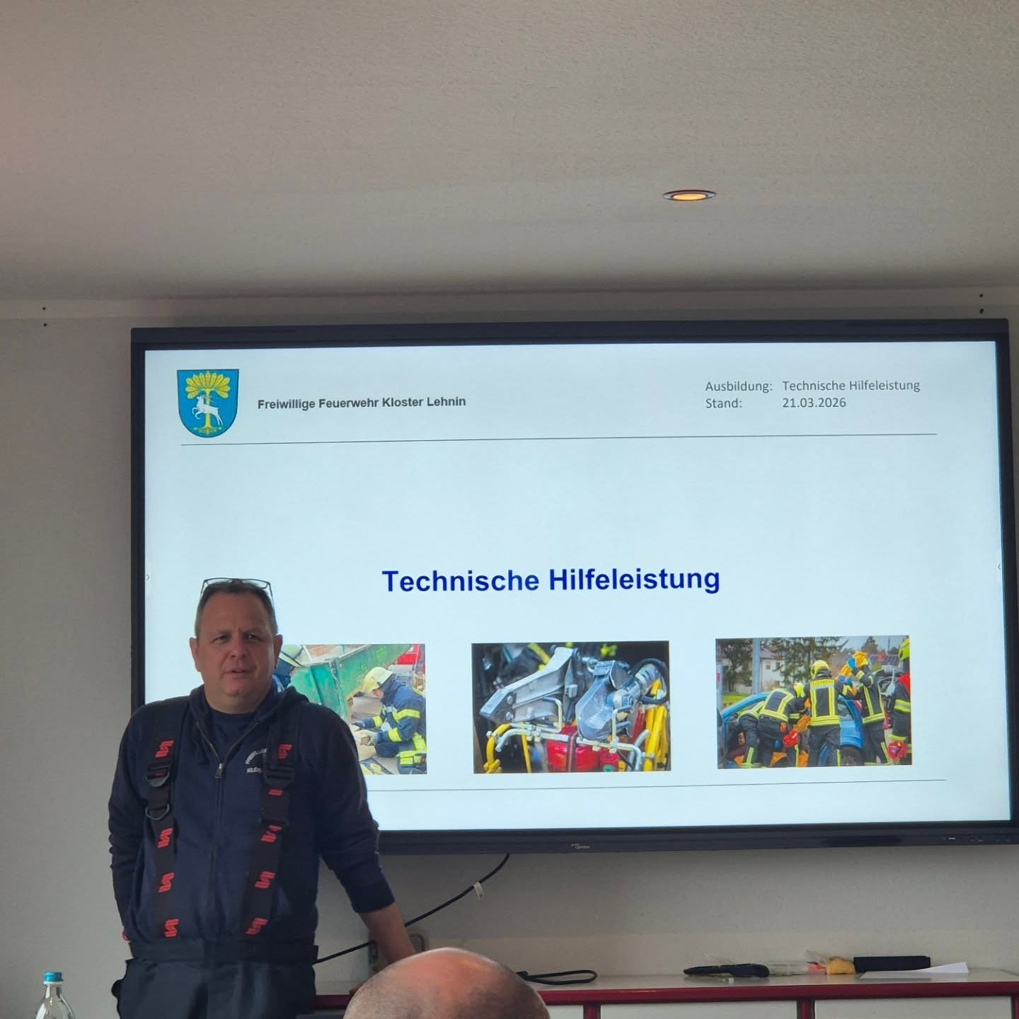 🚒 Zugausbildung in Kloster Lehnin 🚒
Am Samstag führte der 1. Zug der Gemeinde Kloster Lehnin eine Ausbildung zum Thema Technische Hilfeleistung – Bewegen von Lasten durch.
Nach einem kurzen Theorie-Teil ging es direkt in die Praxis: 👉 Befreiung einer eingeklemmten Person unter einem Betonstein
👉 Bewegen eines Linienbusses mit dem Mehrzweckzug 32
Mit Teamarbeit und dem richtigen Einsatz von Technik – inklusive loser Rolle zur Kraftverdopplung – konnten beide Stationen erfolgreich gemeistert werden 💪
Parallel dazu unterstützte unser Feuerwehrverein gemeinsam mit aktiven Kameradinnen und Kameraden den Frühjahrsputz im Ortsteil Lehnin 🧹
🙏 Ein großes Dankeschön an die Firma Behrendt GmbH & Co. KG, @buteobusservice ,die uns ihren Betriebshof sowie einen Linienbus für die Ausbildung zur Verfügung gestellt hat!
#Feuerwehr #KlosterLehnin #Ausbildung #TechnischeHilfeleistung #Teamwork