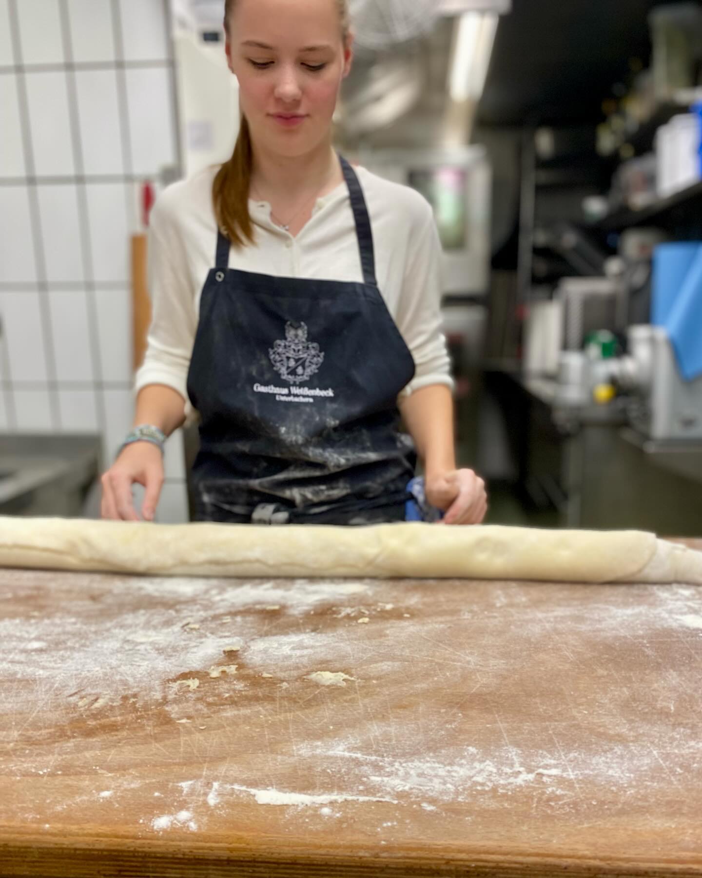 Sonntagsbäckerin: Unsere Antonia macht Zimtschnecken. #einfachgut #dassindwir #landgasthaus #alleshausgemacht #sonntagsbacken #bayrischeküche