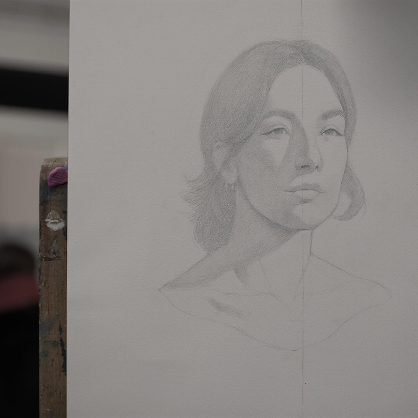 We look back on a satisfying couple of months. A new group started with the program (model part 01, seeing the big shape, learn to draw the human figure better) and familiar faces joined us for the ‘portrait one, essentials of portraitdrawing’.
For the first time we combined drawing classes with sculpting classes, so the students would also learn about the three dimensional aspect of our subject. This knowledge, of where the form starts to turn and it’s major plane-brakes, is essential for a good drawing.
In January we will continue this journey. The courses are fully booked. But if you like to subscribe it is possible to join us during ‘open atelier’ to get to know us and our way of working, or subscribe for the next academic year.
Best wishes for 2025, and see you soon!