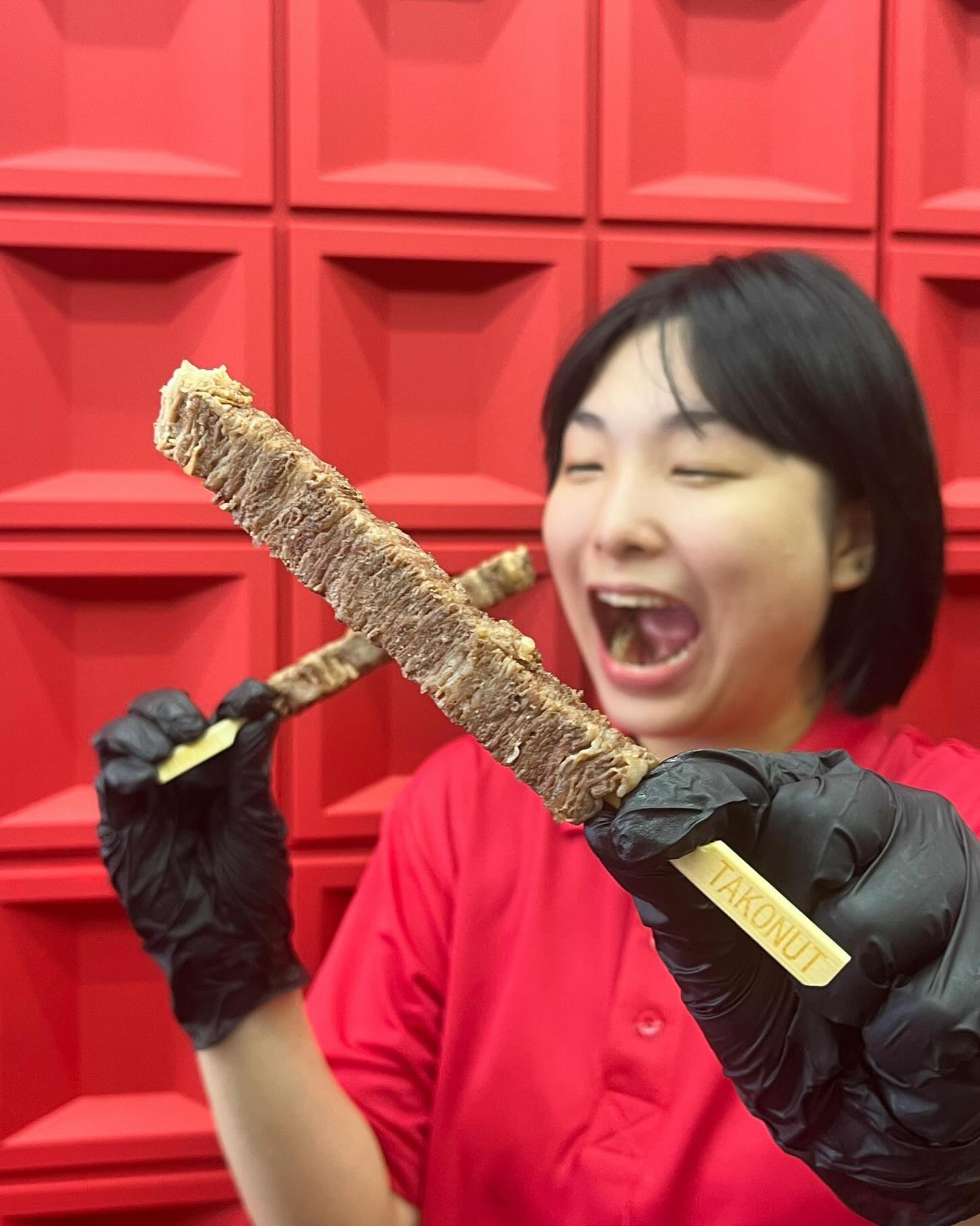 🇯🇵 Japan Wagyu Skewer @ Takonut Kuching Food Festival 2024 Stall D163
Are you a fans of Japan A5 Wagyu? You must not miss this‼️‼️
RM25/stick ,Promotion at Kuching Food Festival Buy 4 Free 1 (You need RM20 only to enjoy Japan A5 Wagyu )‼️‼️
💯Japan A5 Wagyu, the meat is tender & the fat is distributed evenly and it just melt in your mouth. The taste is so rich too😋 When you have one, you feel like you are at Japan dy 🇯🇵😄
#Takonut
#KuchingFoodFestival2024
🇯🇵 日本A5和牛串 Wagyu Skewer @ Takonut 古晋节D163
和牛kaki 可千万千万别错过哦‼️‼️
一串rm 25 ,古晋节优惠买4串送1串 (只需 RM20😍 就能吃到上等A5和牛了)‼️‼️
要吃就吃最好的💯A5日本和牛,肉质鲜嫩,入口即化,肉质中富含均匀分布的脂肪, 口感丰富 😋吃上一串再加上章鱼烧感觉自己已经在日本🇯🇵了😄
#Takonut
#古晋节2024 — at Kuching Festival.