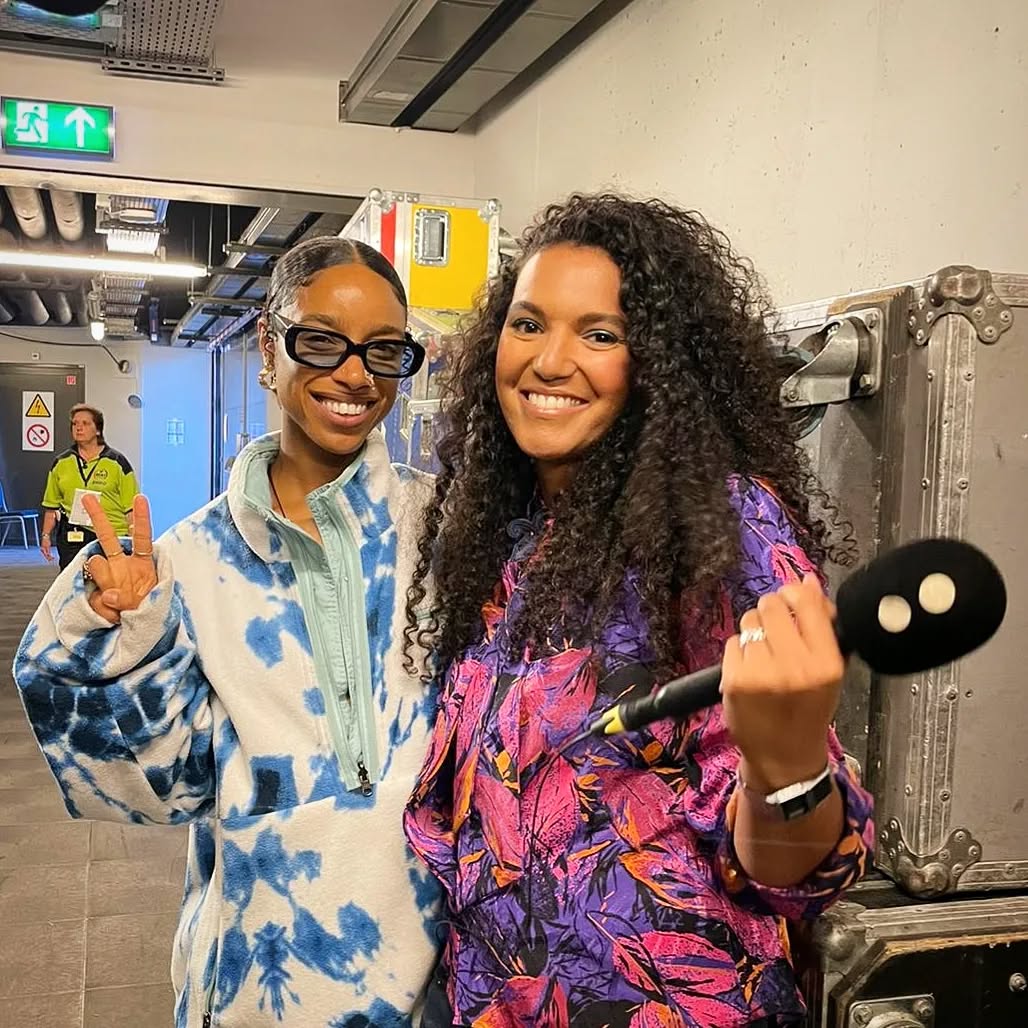 Yea.. so This happend..
I met beautiful soul @liannelahavas
What a pleasure!!!! Words cant decribe how lovely it was to vibe w/ you @liannelahavas ๐
I am constantly in between a space of: surfing on the adrenaline of last weekend with my head in the CLOUDS and.. HEAVY symptoms of withdrawl.. Whoeeewwwieeee!!
It was such a beautiful weekend with so many beautiful people! While I keep on searching for caps for all the upcoming pics I am going to share with you, lets start with this one ๐
Wearing the symbol in my neck and looking at her fleece jacket.. I couldn't stop thinking of the lyrics to one of the songs she recorded w Prince: Clouds... ๐ As always very striking and fitting for the times we live in..
-
"In this brand new age we do everything
Quick, fast, in a hurry
All of our life's a stage
Everybody stars, reality so blurry
If you scream out loud, loud
Top of your voice be higher than the crowd (no)
...
We'll get to something higher, that doesn't require clouds
No, we don't need no clouds, no
...
When life's a stage, in this brand new age
How do we engage?
Bullying just for fun
No wonder there's so many guns
Maybe we're better off in space
..
It's in my power to love you
It's in my power to love you up
It's in my power to love you
It's in my power to love you up"
-Prince