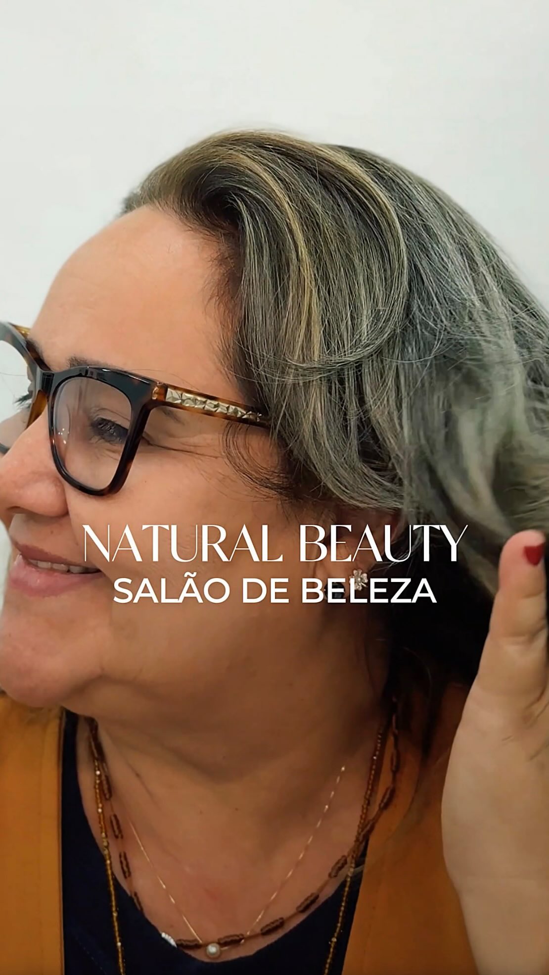 Gloss Express é um tratamento ideal pra quem já tem fios brancos e quer um retoque rápido, sem precisar de coloração completa.
Ele age depositando pigmento apenas nos fios brancos, sem alterar a cor natural do restante do cabelo.
Além disso, devolve brilho, maciez e um aspecto mais alinhado desde a raiz.
Resultado: cobertura sutil, natural e sem efeito pesado de tinta.
Indicado pra quem quer praticidade, manutenção entre colorações ou simplesmente um cabelo mais cuidado no dia a dia.
Agende seu horário e experimente o Gloss Express.