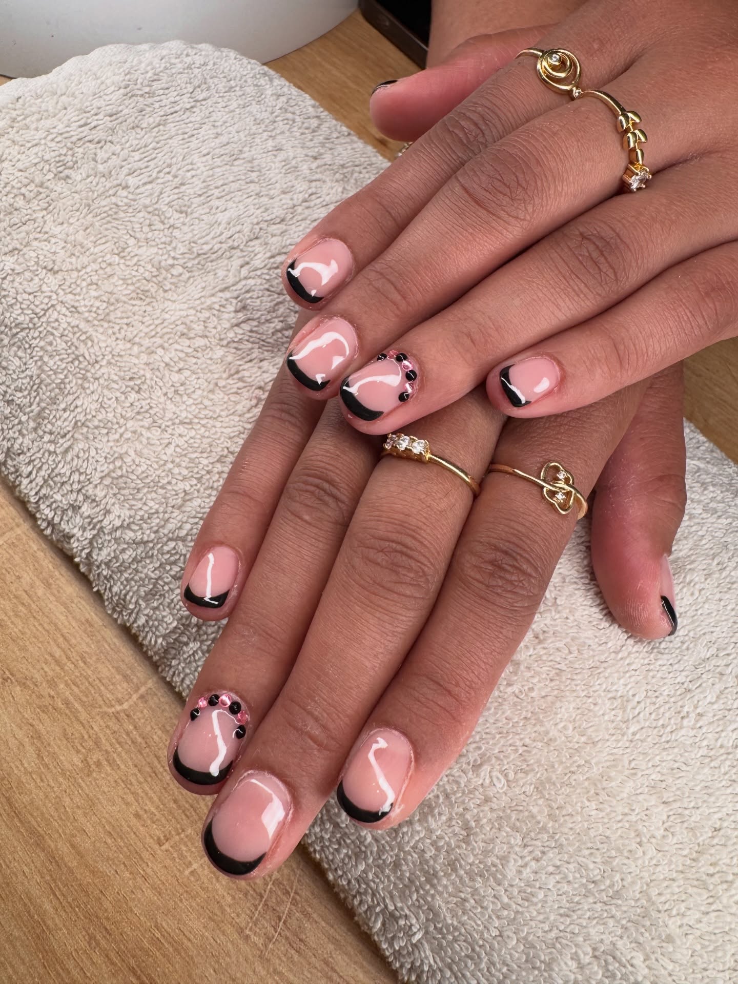 ✨ French noire semi-permanent renforcé ✨
💅 Avec détails en strass pour une touche chic et scintillante ✨
Des ongles élégants, solides et brillants, parfaits pour un style qui attire tous les regards 🤍
📍 Sur rendez-vous
📩 DM pour réserver
#semipermanent #onglesrenforcés #frenchnails #onglesparfaits #manucure nails