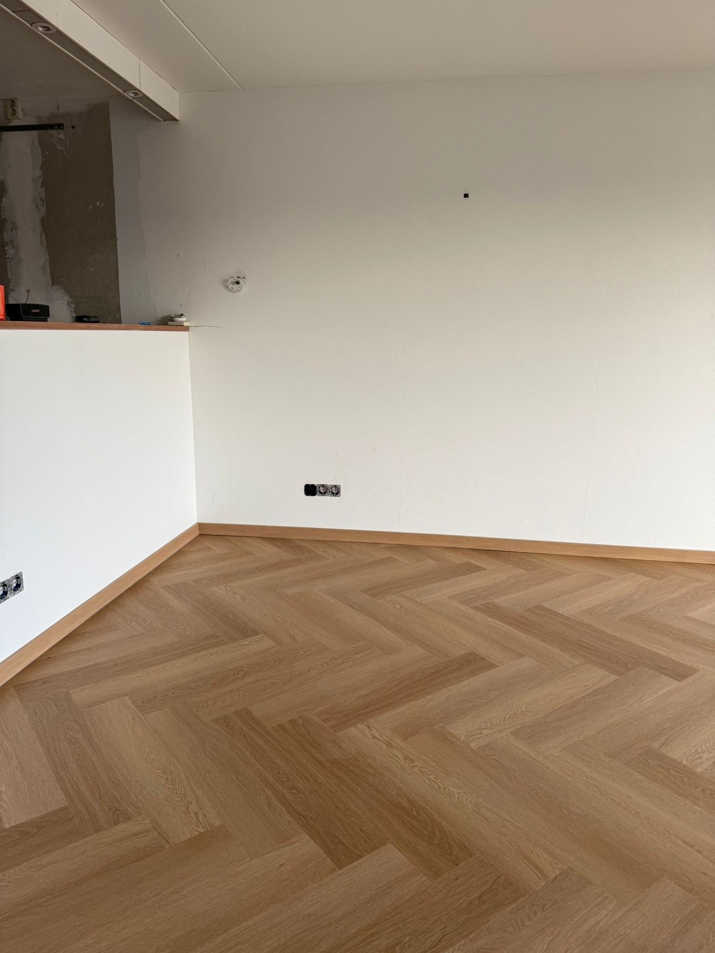 Een klassieker die altijd blijft verrassen.
Deze visgraatvloer is gelegd met bijpassende plinten voor een mooi geheel. Strak, warm en helemaal af!