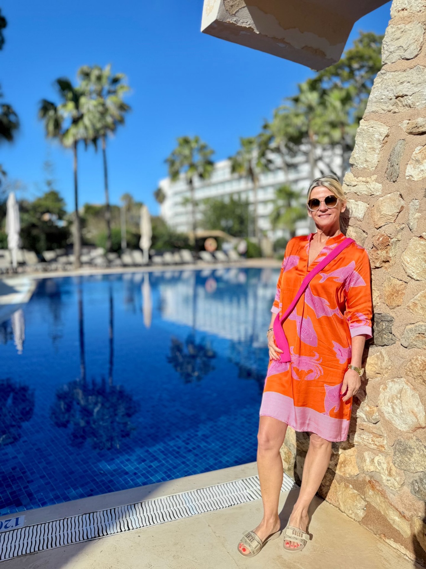 Ihr Lieben 🧡
ihr habt uns so oft nach unserem Frühstückskleid „Sharky“ gefragt…
Wir haben wirklich alles gegeben (und unseren Händler ein kleines bisschen genervt 🙈) – und jetzt ist es endlich wieder da! ✨
Leicht, besonders und einfach ein Teil, in das man sich sofort verliebt 💫
Perfekt für die ersten sonnigen Tage, den Urlaub oder einfach zum Wohlfühlen.
Und falls ihr noch nach einem anderen Frühstückskleid sucht: Unser Frühstückskleid in Blau wartet auch schon auf euch 💙
Wenn du es auch liebst – sei schnell 🤍
Link in Bio 👆
#fashionboxx #frühstückskleid #sommerlook #kleiderliebe #outfitinspiration #modefürfrauen #sommeroutfit #urlaubslook #ootd #styleinspo #newin #boutiquestyle #lieblingslook #frühlingsoutfit #fashioninspo