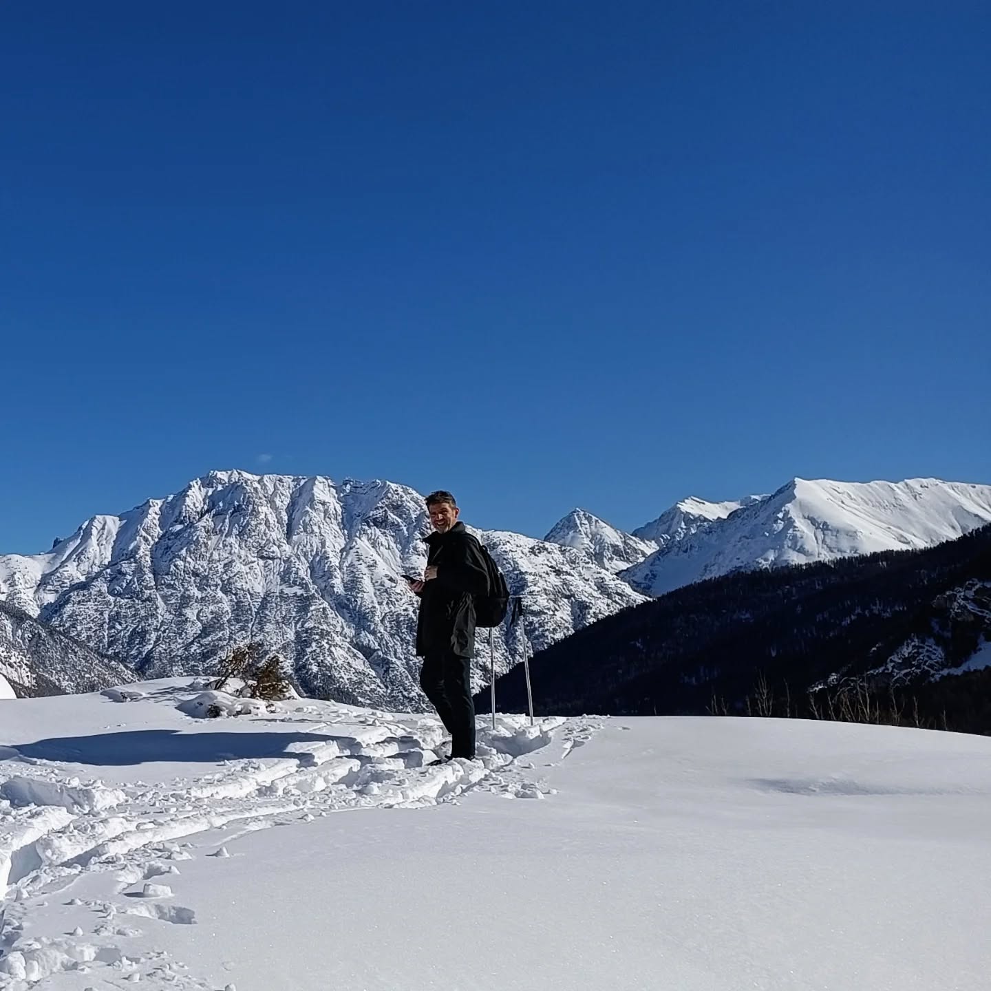 🗻💌
@jandevriendt65 nam de tijd op terug te blikken op zijn Passagetocht van enkele maanden geleden. Met veel dankbaarheid neem ik zijn woorden in me op... 🙏🧡
"Op een samenloop van 'overgangsmomenten' in m'n leven (leeftijd, job, relatie,...) kwam ik als een vlinder neergestreken op de winter-passagetocht.
Zelf begeleid ik mensen heel intens op het snijvlak van somatische en psychische zorg. Een ontzettend voldoening gevende, maar ook veeleisende job. Het was 'n uitgelezen moment om mezelf nog eens over te geven aan "de andere kant", aan zorg ontvangen, gedragen worden. Om de "comfort zone" van dag in dag uit "in the lead" te zijn los te laten, om de focus eens een hele week lang op mezelf als "cliënt" te mogen houden, met ook alle kwetsbaarheid van dien. Voor 'n doorwinterde "zorg-gever" als ik best al 'n behoorlijke stretch om te starten...
Het werd een warme nest-tijd voor reflectie, stilstaan bij de oogst, dankbaar terugblikken, accepteren wat zich afrondt en sluit, en vanuit de essentie van wat onherroepelijk voorbij is, de rode draad puren van wat nog naar opening en groei verlangt in mezelf.
De kracht en steun van het prachtige natuurbad, in combinatie met de bijzondere menselijkheid en professionaliteit van de begeleiding, en het kleurrijke palet van groepsgenoten, werkten alchemistisch samen tot een erg diep-menselijke, erg voedende en bevestigende ervaring.
Het verlangen naar wat nog niet z'n volle plek kreeg, kon ik zo sterker doorvoelen en dieper toelaten; door de heel veilige setting kreeg de kracht van kwetsbaarheid meer ruimte om helend te werken.
Het werd een bijzonder voedende week voor lichaam en geest, krachtvoer dat nog steeds doorwerkt, letterlijk en figuurlijk zowel een warm bad als een verfrissende dauwtrip.
Werkelijk een aanrader, niet in het minst ook voor "professionele zorgers"!
Bedankt Karlien, je diepe bezieling, (natuur-)kracht en ontwapenend intuïtief en balanserend vermogen maakten de tocht tot 'n uitzonderlijk pareltje in mijn toch al rijkgevulde ervarings-koffer!
dr. Jan Devriendt "
Bedankt om erbij te zijn Jan. 🙏
Ook benieuwd naar een Passagetocht? Neem contact op met me via www.passagetochten.fr
Liefs! 🧡